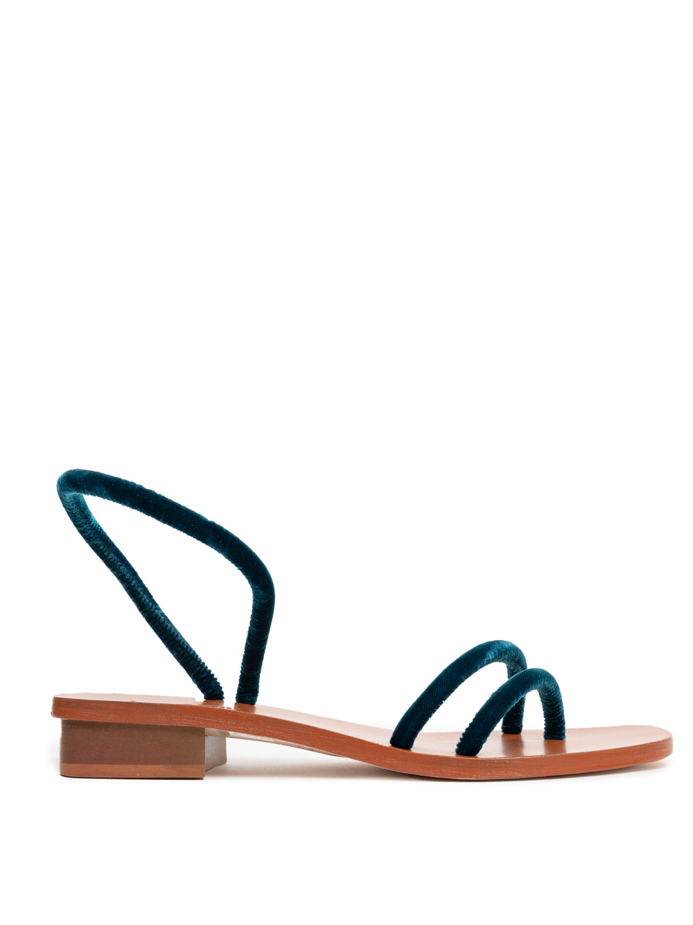 Sandalias Lanapo modelo Pietrasanta en terciopelo ottanio con tacón medio, tiras tubulares y cierre con hebilla, hechas a mano en Italia.