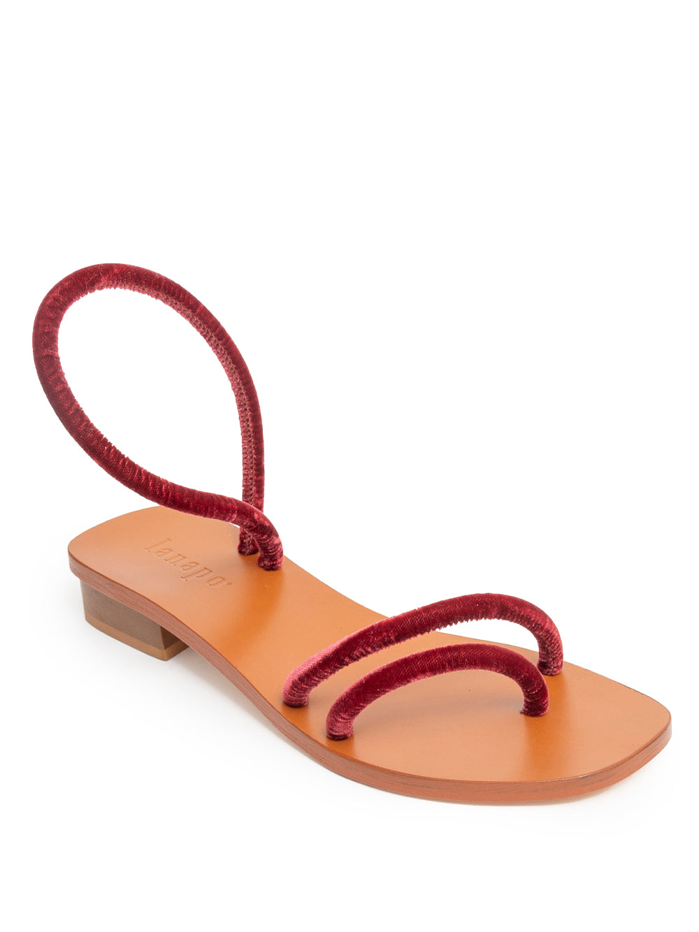 Sandalias Lanapo modelo Pietrasanta en terciopelo rugine con tacón medio, tiras tubulares y cierre con hebilla, hechas a mano en Italia.