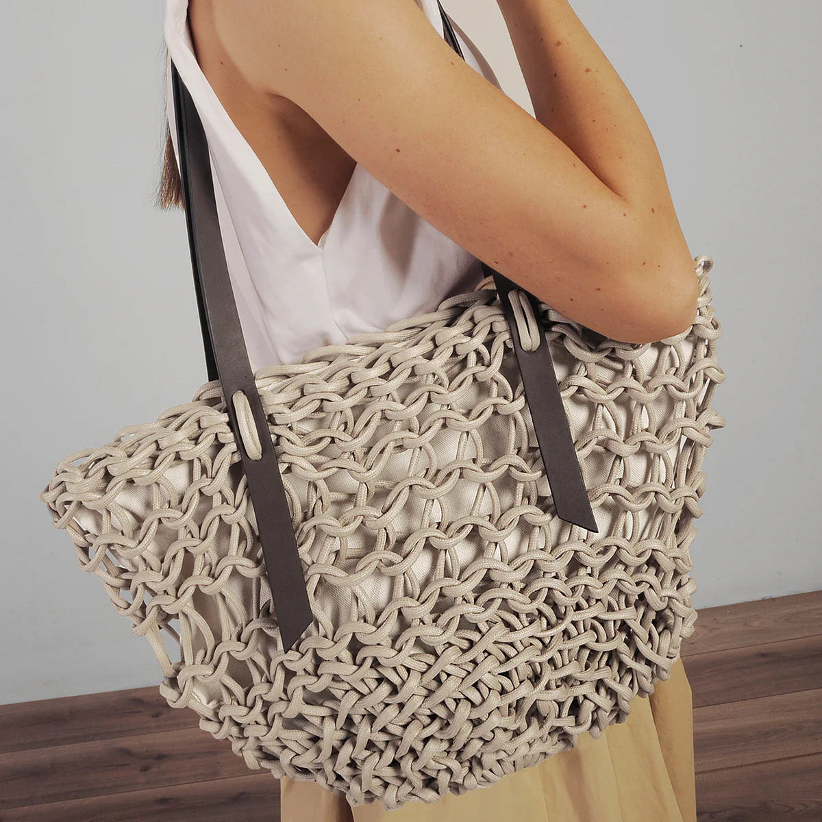 Bolso shopper Vittoria de Alienina en color latte, tejido a mano con cuerda de algodón encerado y asas de cuero biodegradable