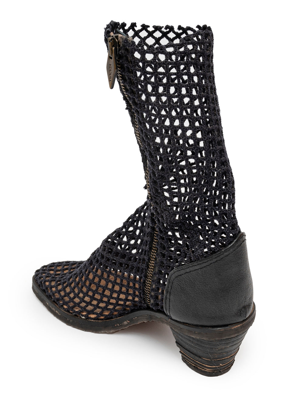 Botas veganas Bitta Ink de Verdura hechas a mano en Italia con redes de pesca recicladas y suela de corcho natural, en color azul oscuro.