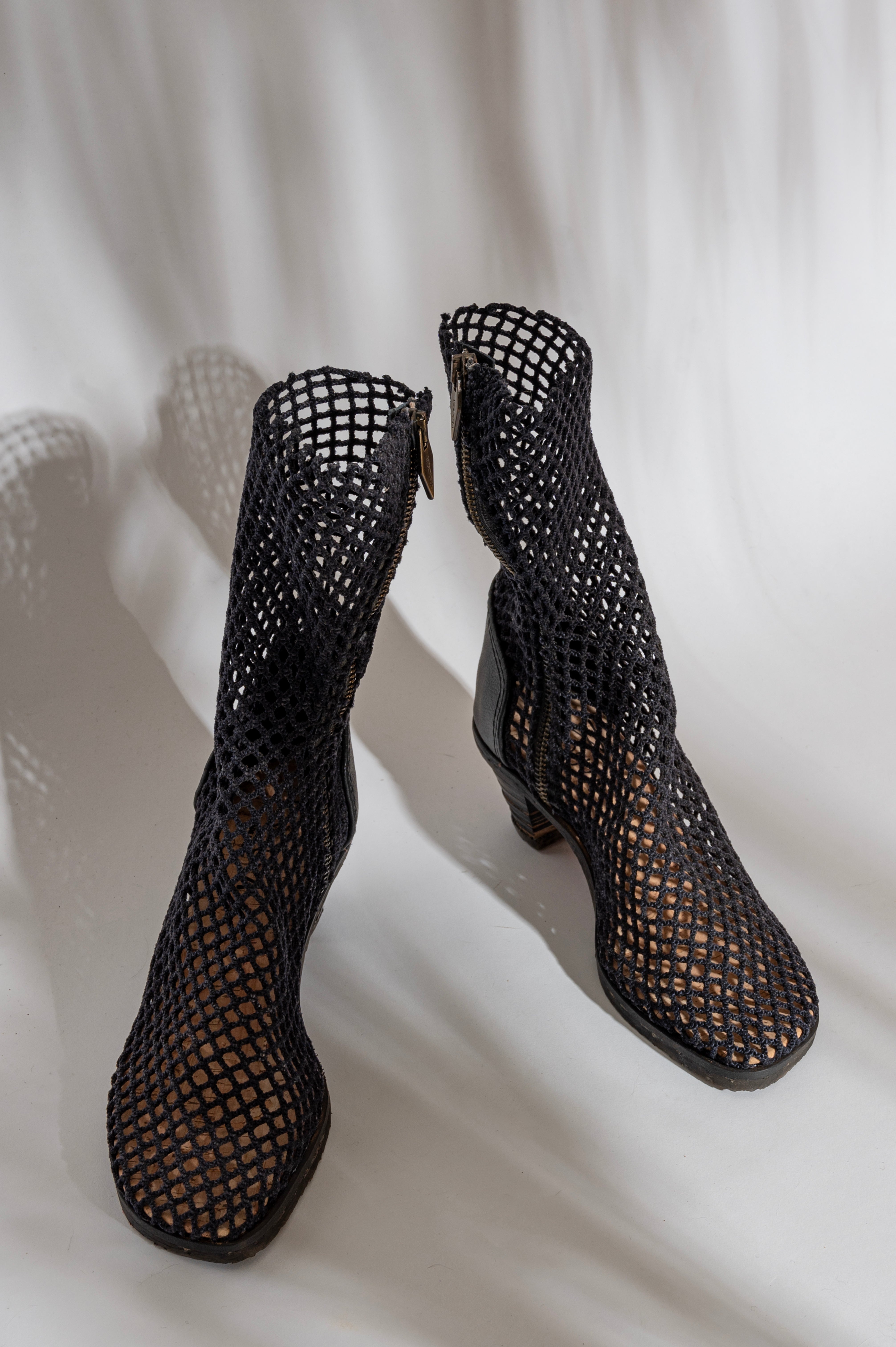 Botas veganas Bitta Ink de Verdura hechas a mano en Italia con redes de pesca recicladas y suela de corcho natural, en color azul oscuro.