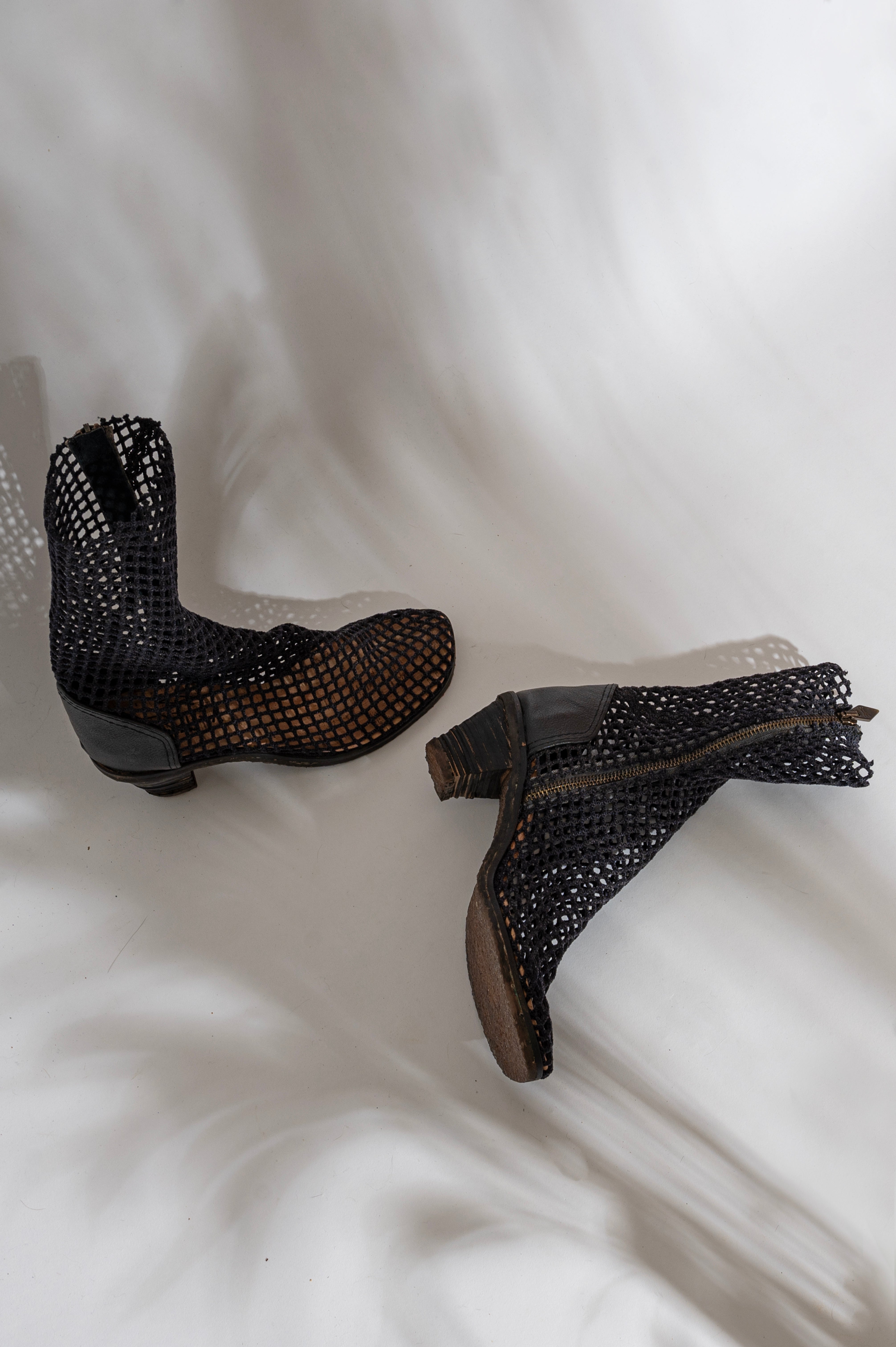 Botas veganas Bitta Ink de Verdura hechas a mano en Italia con redes de pesca recicladas y suela de corcho natural, en color azul oscuro.