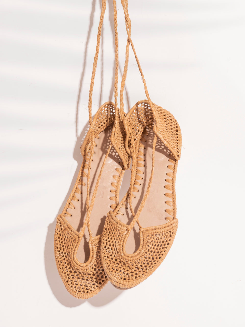 Sustainable raffia flats in natural sand shade with roman straps and leather sole