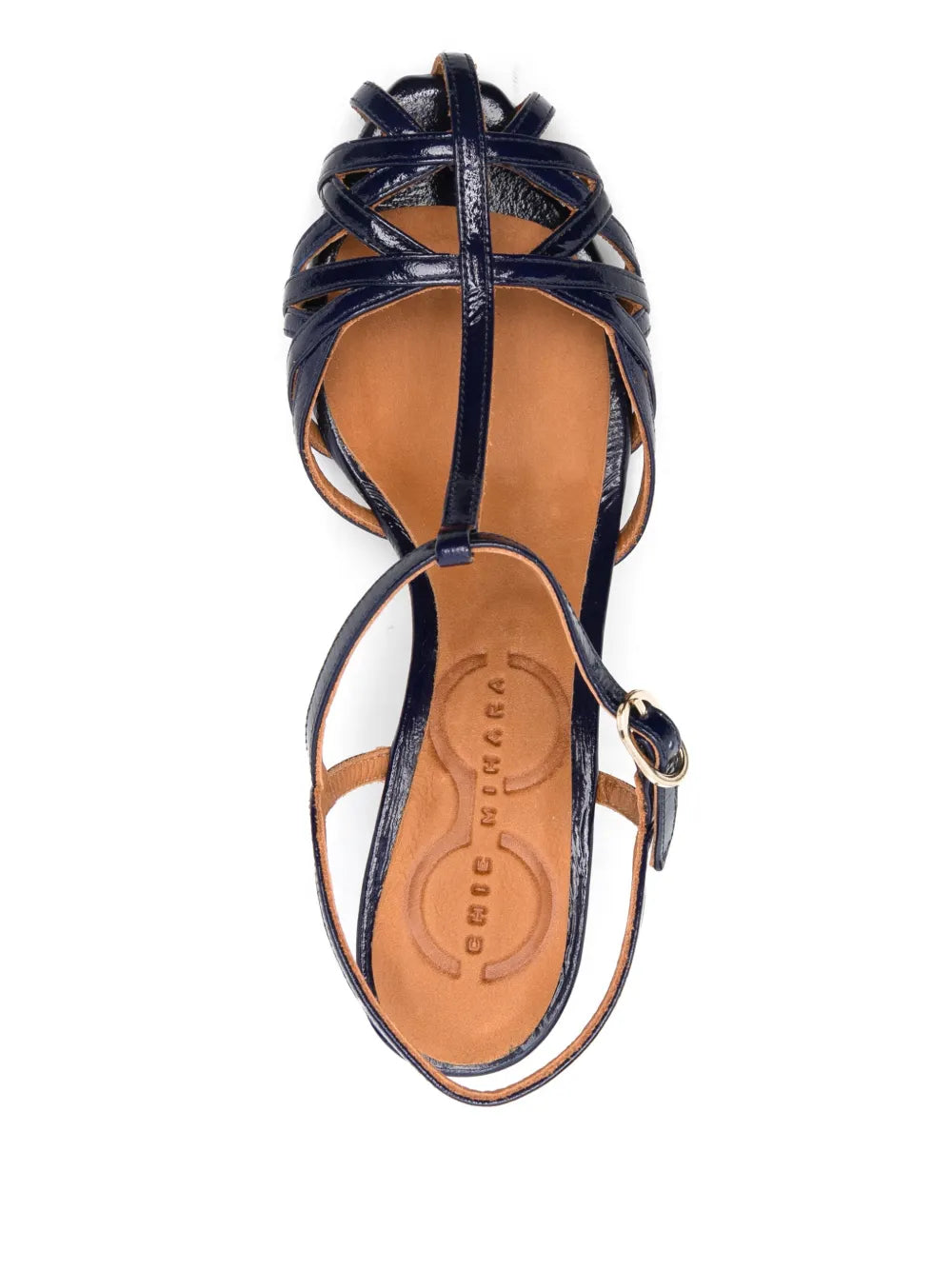 Sandalia Chie Mihara KEIKO en piel azul acharolada con tiras cruzadas y tacón medio