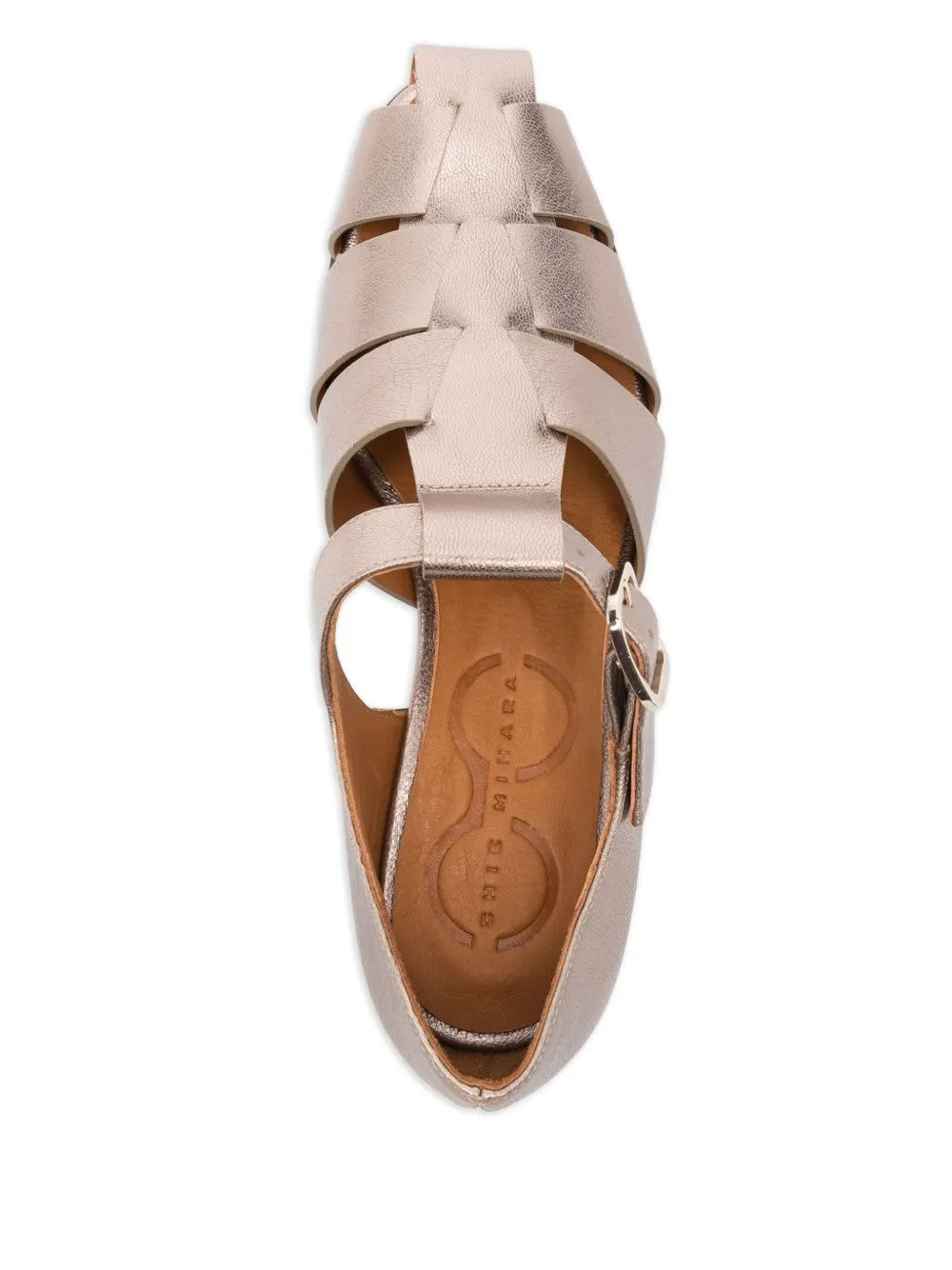 Zapato cangrejera de piel topo Chie Mihara SANCHIS con tiras cruzadas, hebilla lateral y tacón medio de 4 cm, hecho a mano en España.