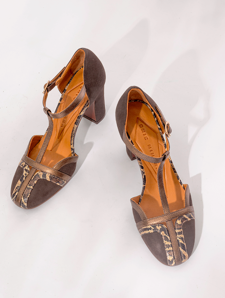 Chie Mihara Wander pumps in granite suede with bronze metallic details and T-strap design, featuring an 8.5 cm block heel