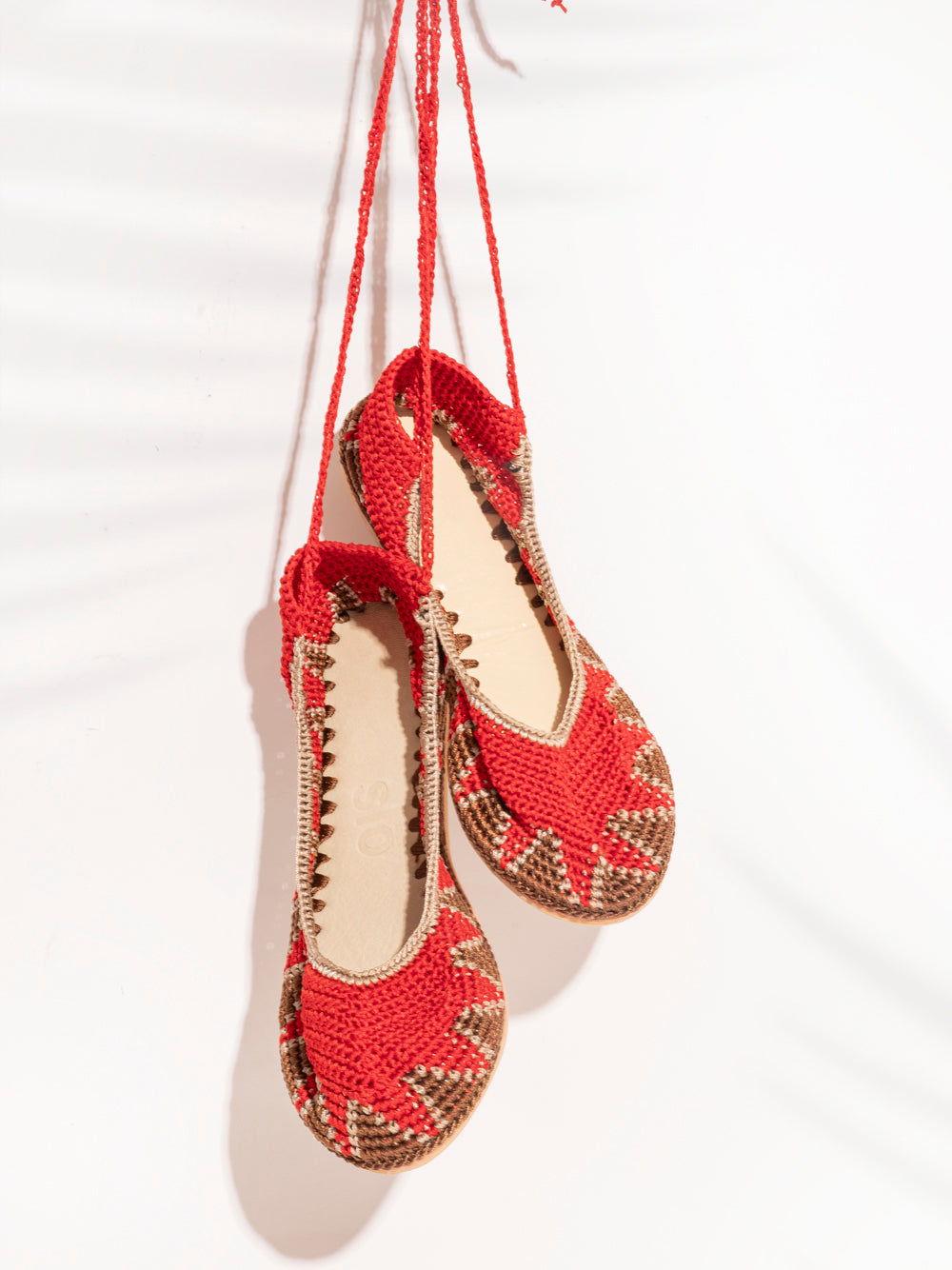 t
Handmade crochet flats in Venetian Red, crafted in India by slō hand made
Sustainable Venetian Red crochet flats with roman straps and leather interio