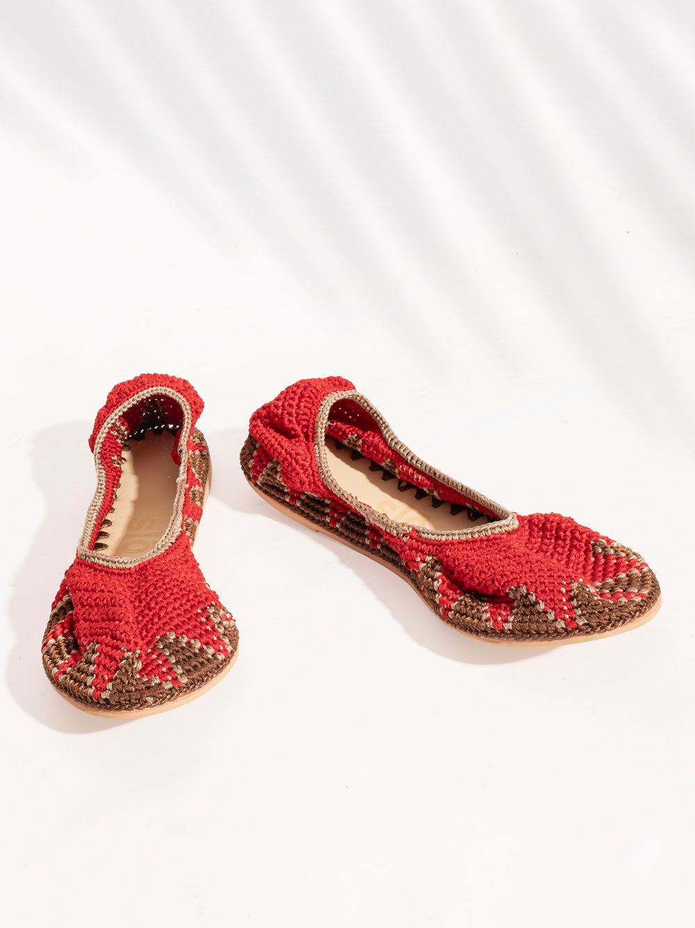 Handmade crochet flats in Venetian Red without straps, crafted in India by slō hand made
Sustainable Venetian Red crochet flats, minimalist design with leather interior and rubber sole