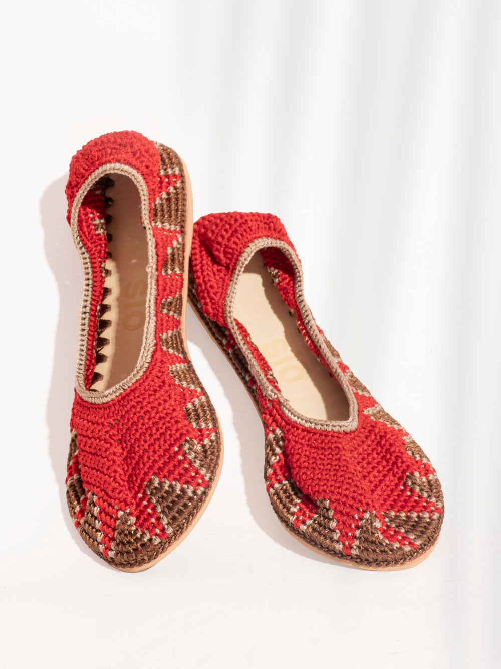 Handmade crochet flats in Venetian Red without straps, crafted in India by slō hand made
Sustainable Venetian Red crochet flats, minimalist design with leather interior and rubber sole