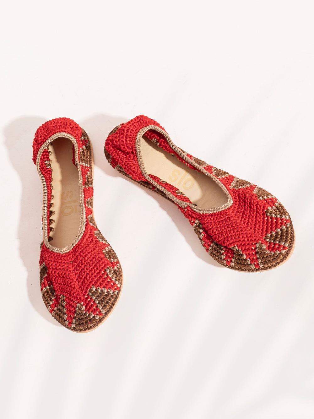 Handmade crochet flats in Venetian Red without straps, crafted in India by slō hand made
Sustainable Venetian Red crochet flats, minimalist design with leather interior and rubber sole