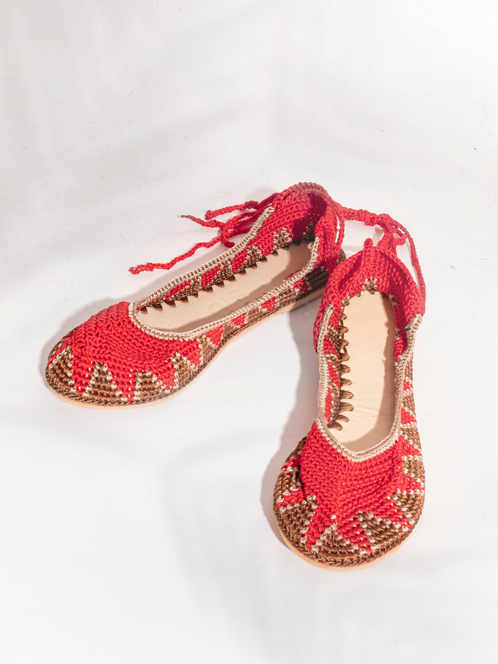 t
Handmade crochet flats in Venetian Red, crafted in India by slō hand made
Sustainable Venetian Red crochet flats with roman straps and leather interio