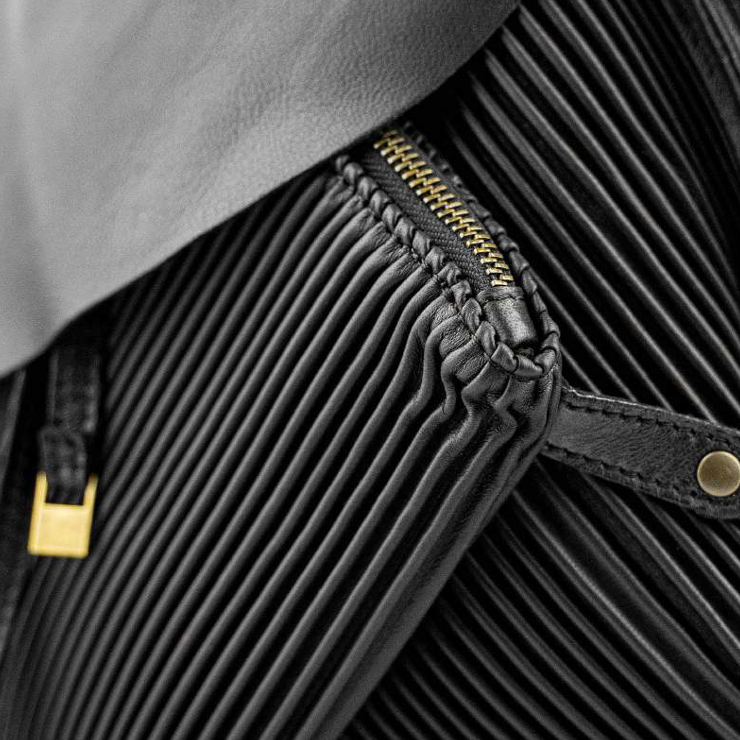 Luxury Italian pleated leather bag Gabri by Mialuis in Nero, artisanal design with A4 capacity and adjustable strap.