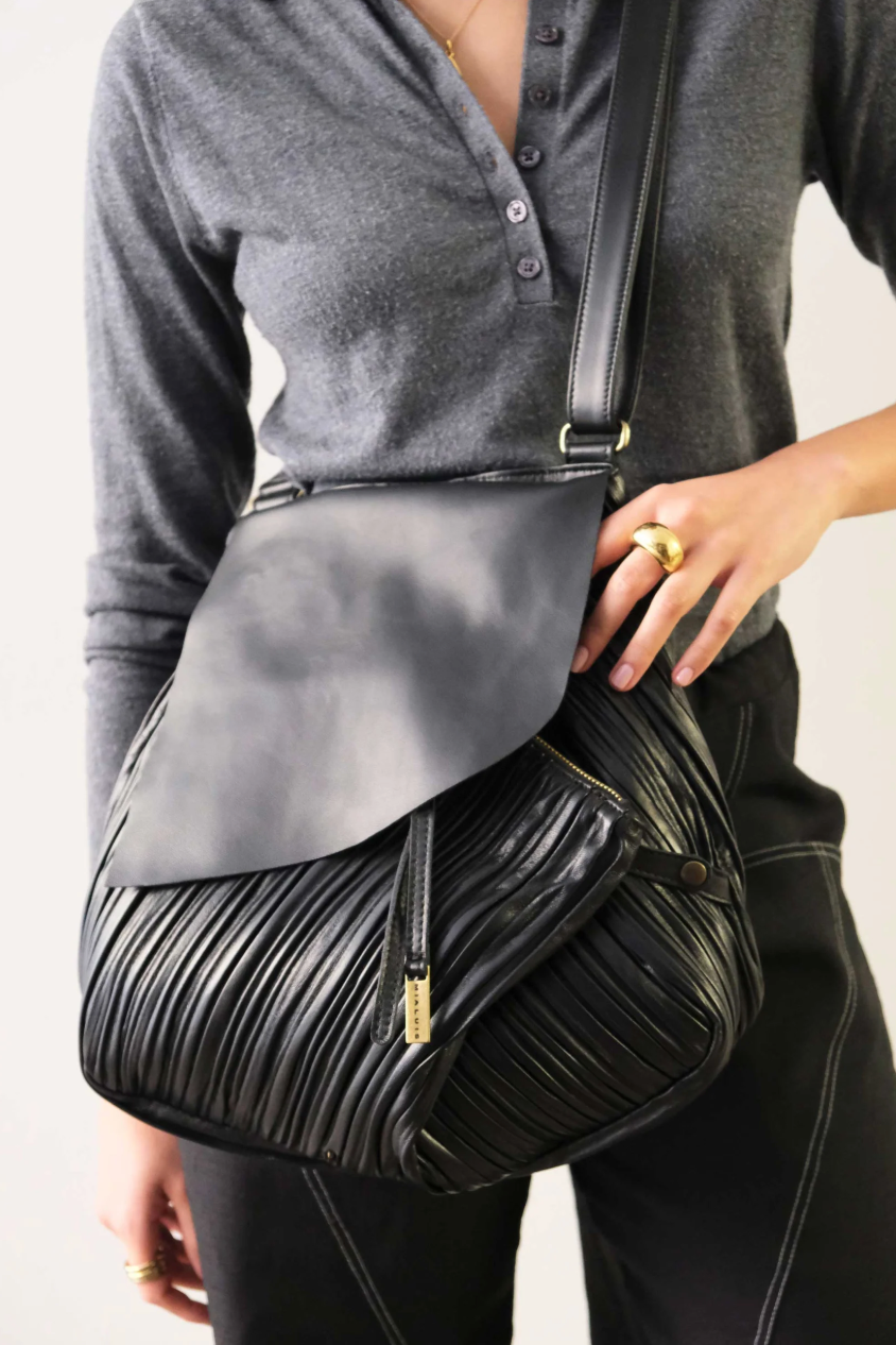 Mialuis Gabri Nero tote bag, crafted from pleated mineral-tanned leather, handmade in Italy with unique 3D texture.