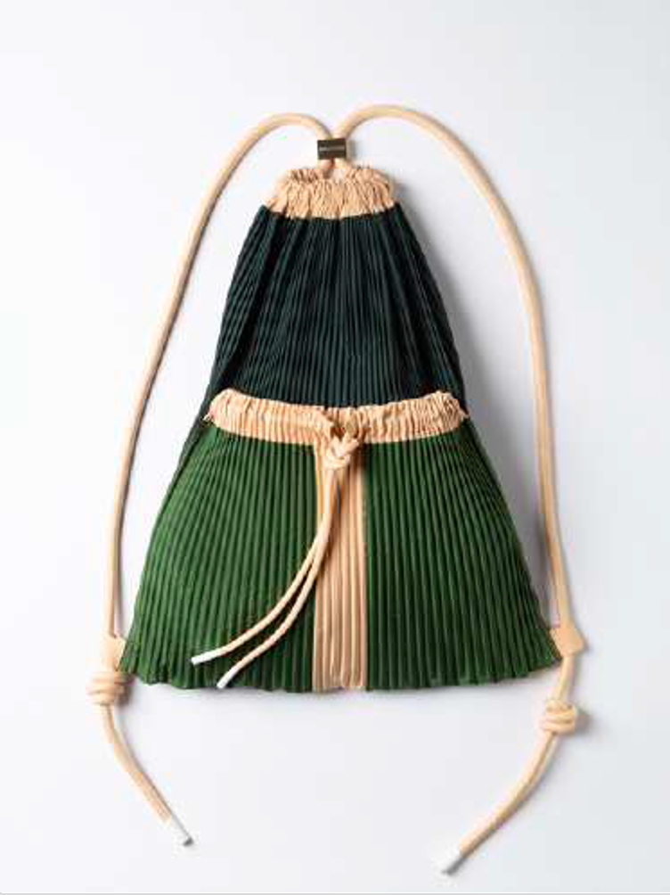 Mochila Cini de Multitudes en tonos verdes. Diseño plisado, ligera y fabricada en Italia con tejido reciclado.