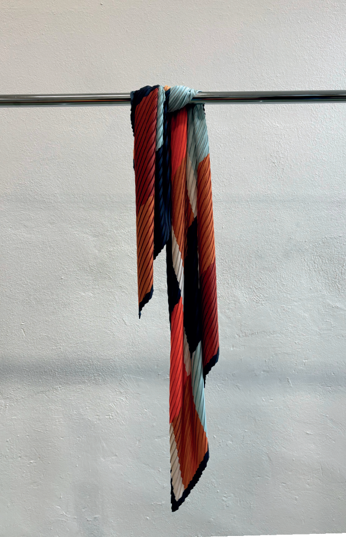 Multitudes pleated scarf Atena baby blue moka navy recycled polyester silk-effect hanging view