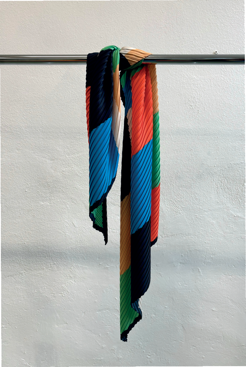 Multitudes pleated scarf Atena green scarlet navy recycled polyester silk-effect hanging view
