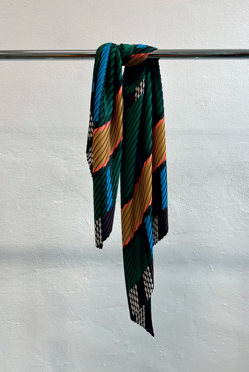 Multitudes pleated scarf Selene black forest green blue copper recycled polyester silk-effect hanging view