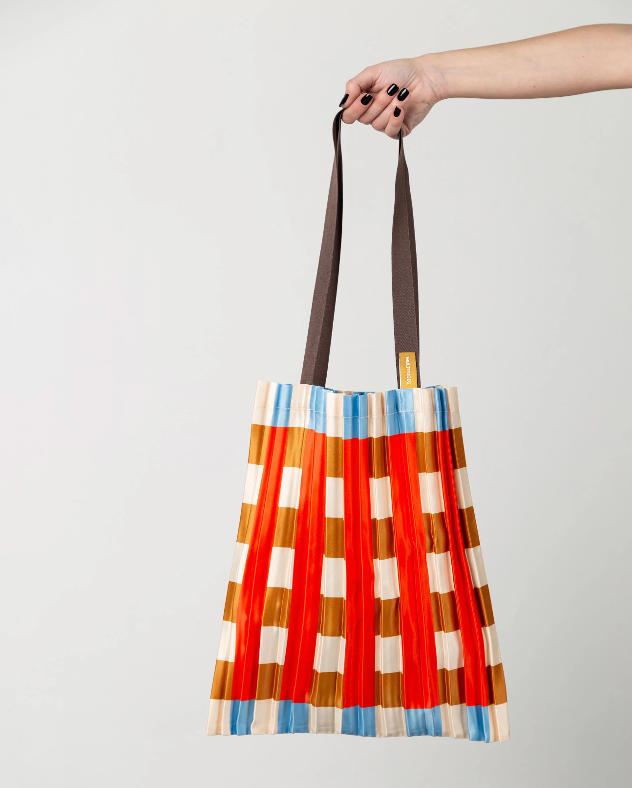 Multitudes pleated shopper bag Marsala in satin with bold vertical pattern