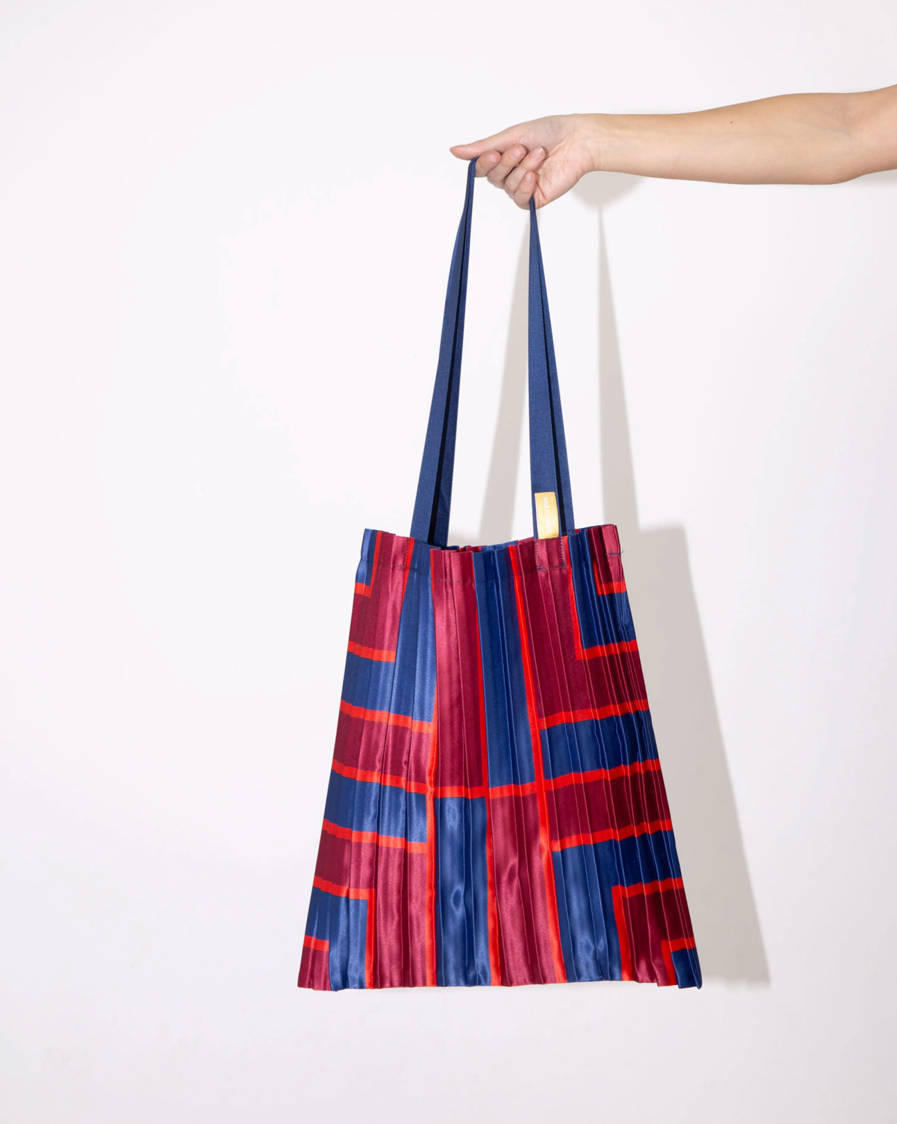 Multitudes tote bag Stintino blue red pleated satin hand held front view