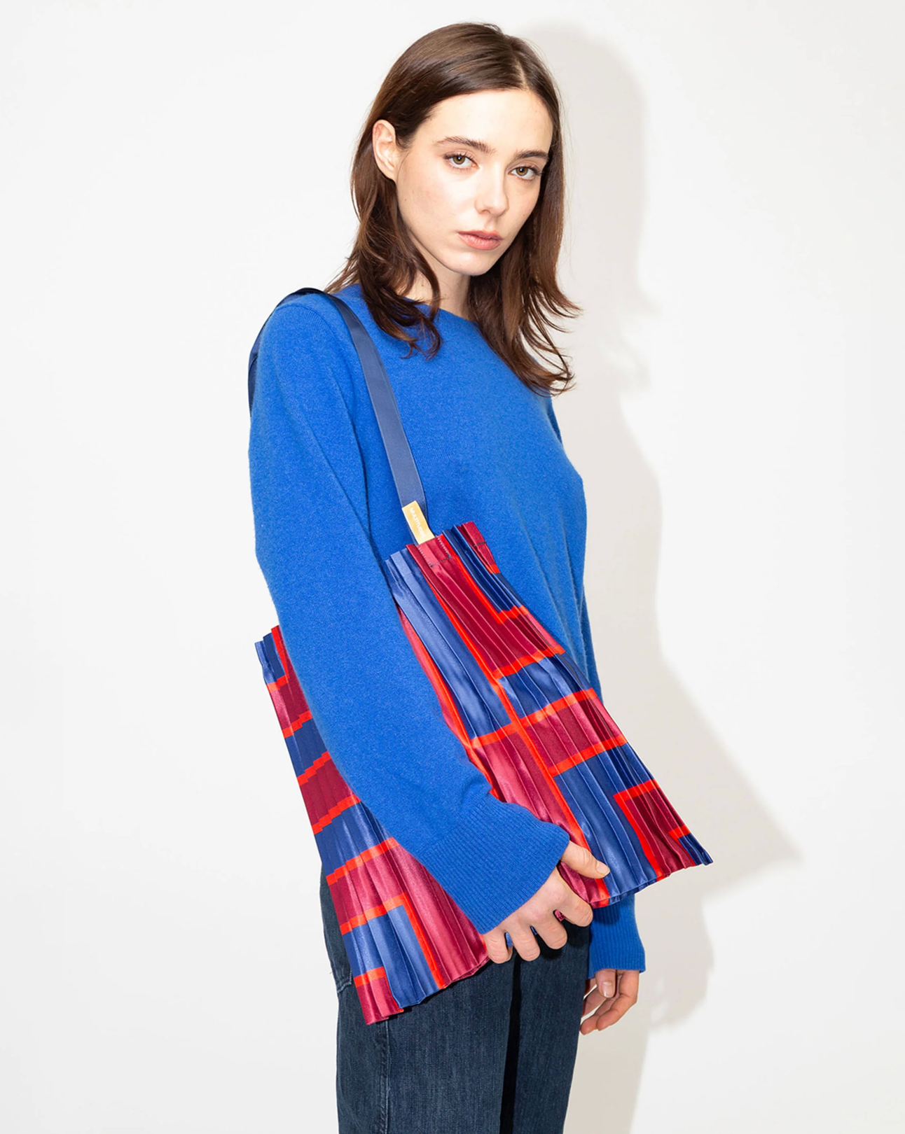 Multitudes tote bag Stintino blue red worn with blue sweater and jeans street style