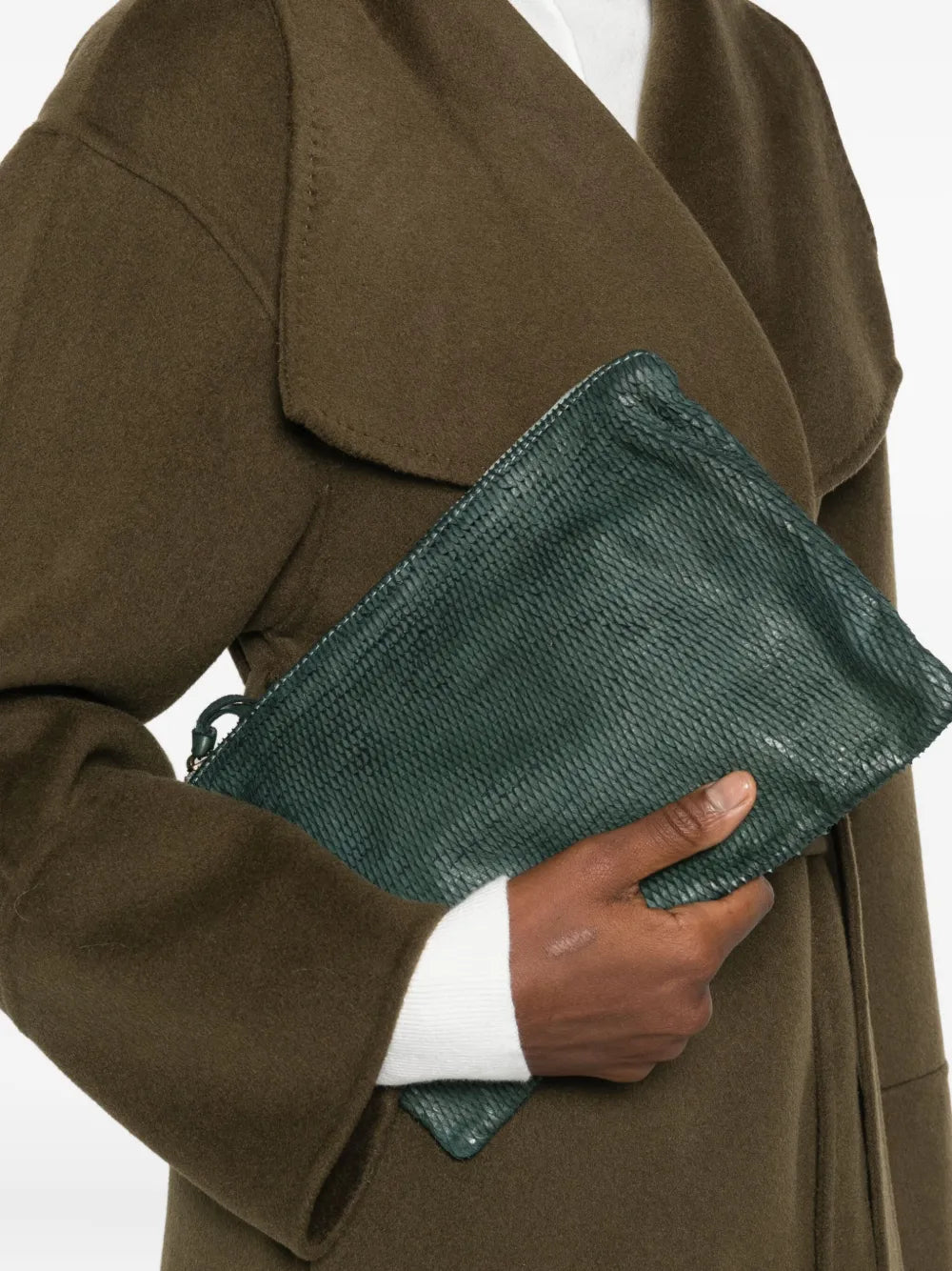 Sommet Petaliño pochette bag in forest green, made from vegetable-tanned calfskin with petal effect, adjustable and removable strap, zipper closure, interior compartments, handcrafted in Italy.