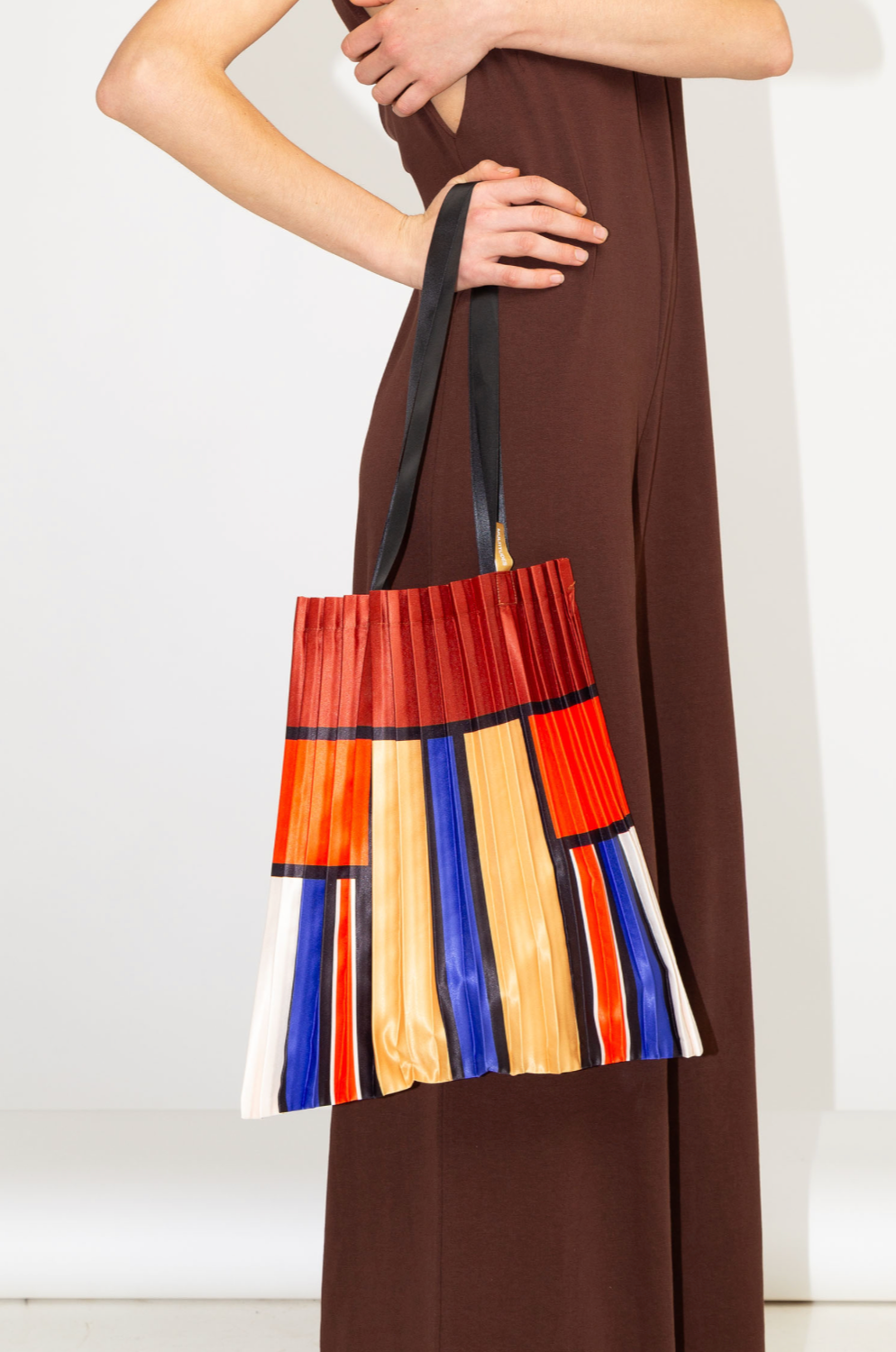 Look urbano con el Tote Bag Garulla de Multitudes en colores tierra y azul, accesorio contemporáneo