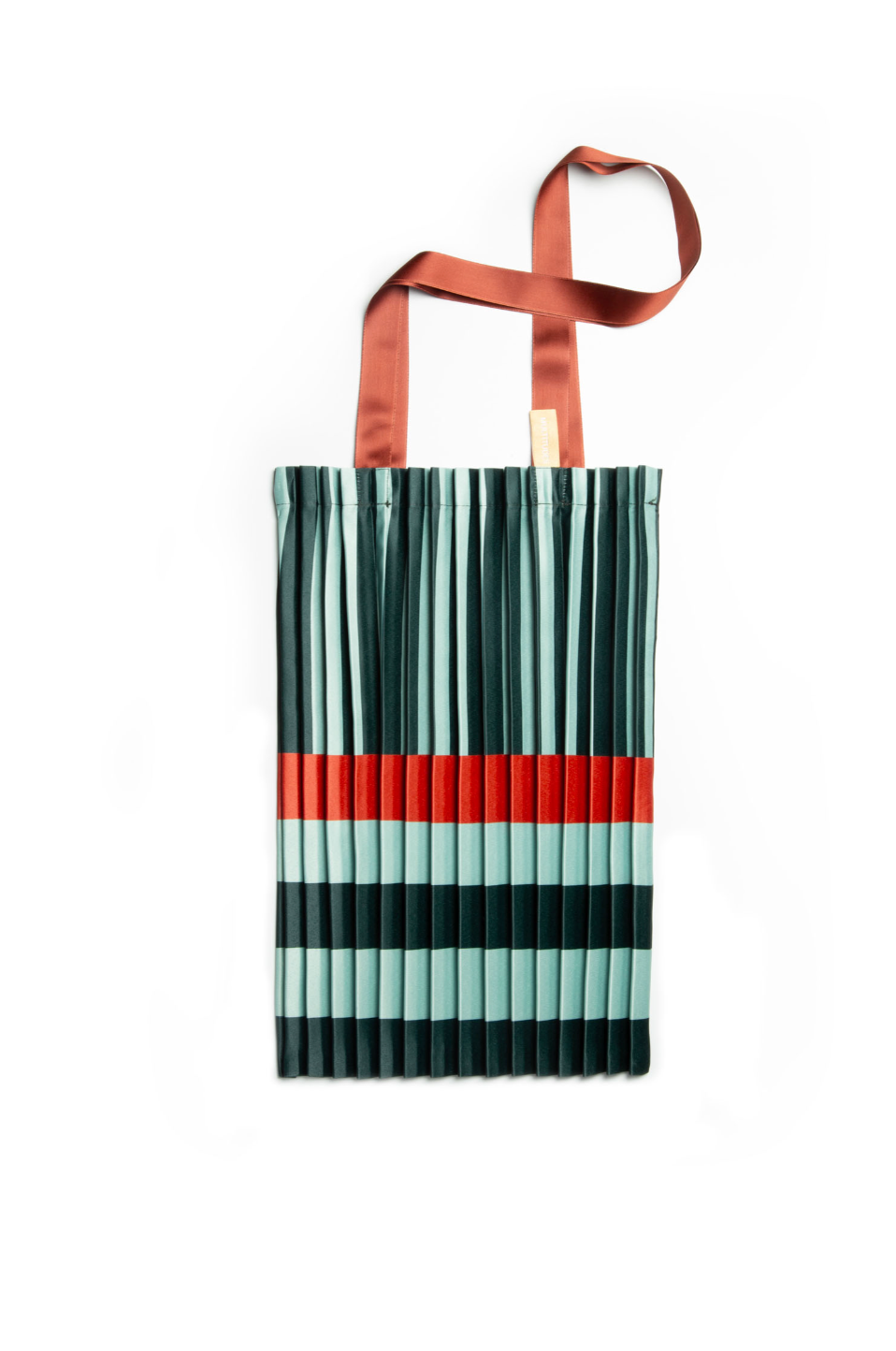 Bolso tote Smeralda plisado de Multitudes en verde y naranja. Diseño elegante y sostenible fabricado en Italia con satén reciclado.