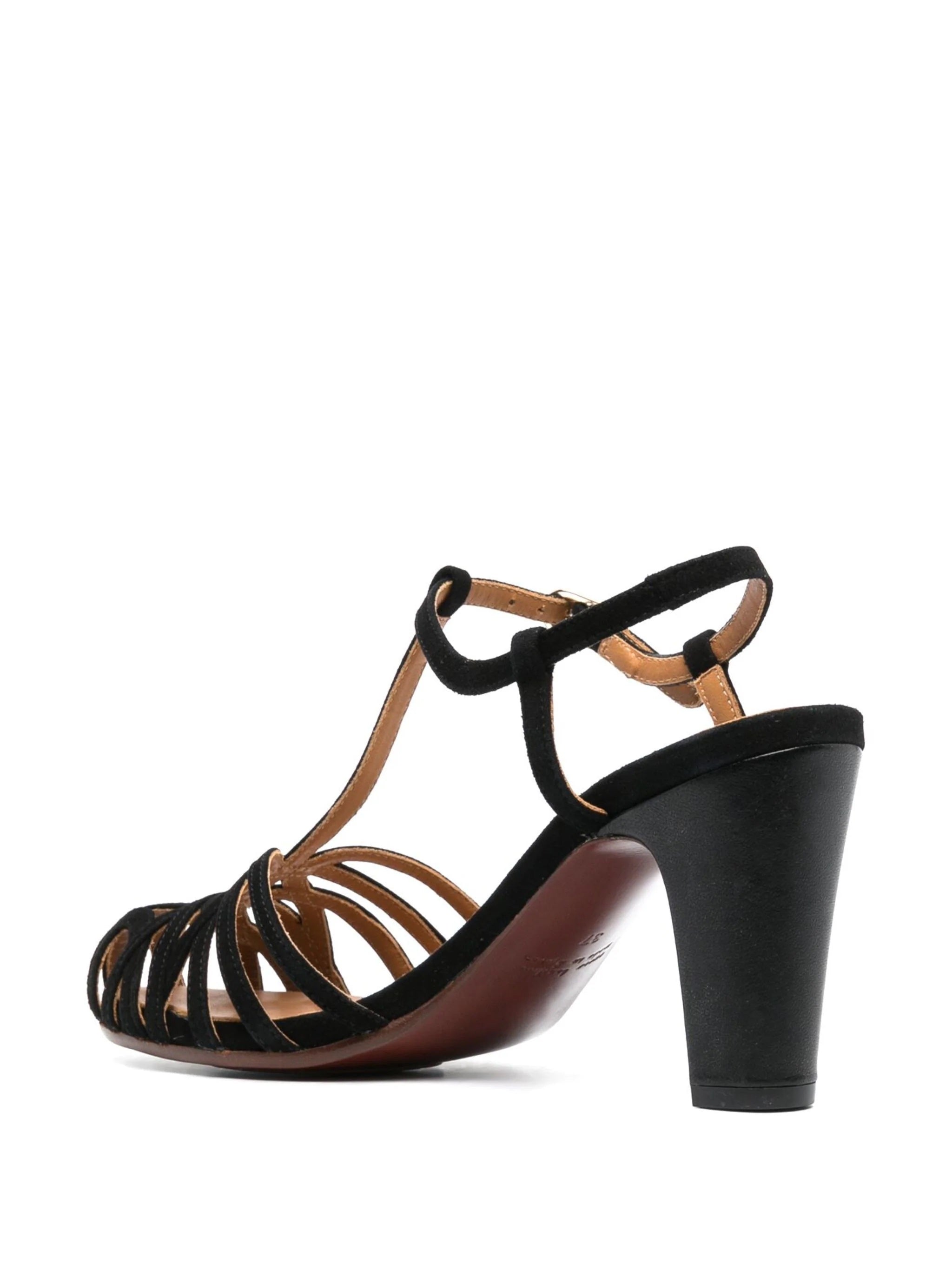 Sandalia de ante negro para mujer, modelo QUENU de Chie Mihara, con tiras tipo cangrejera, puntera abierta y tacón de 9 cm. Hecha a mano en España.