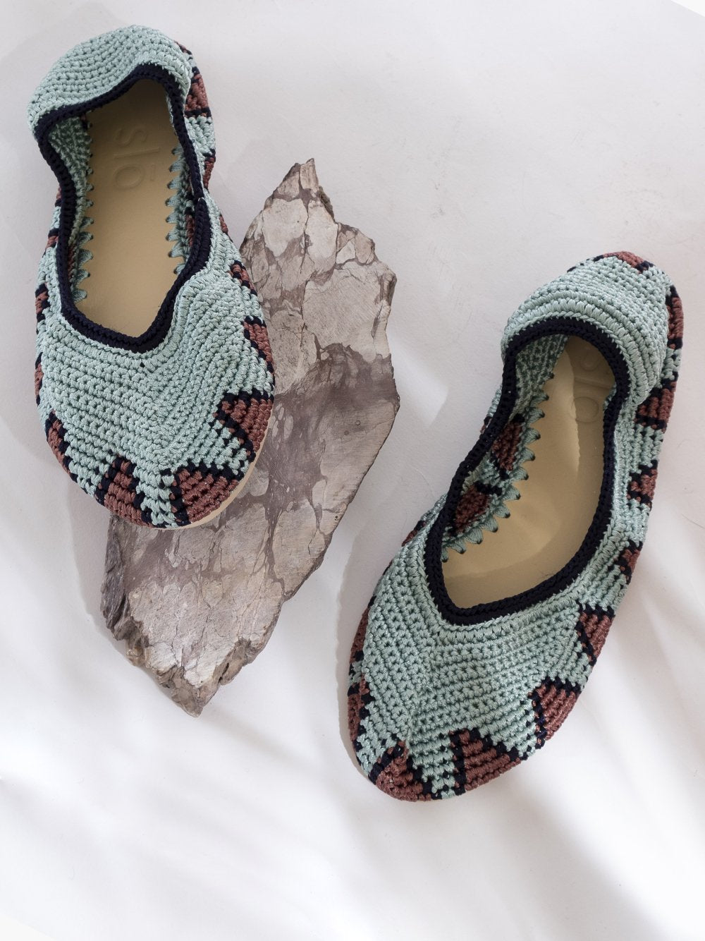 Bailarina de crochet slō hand made en color Whispering Blue, tonos celeste y rosa, hecha a mano en India.