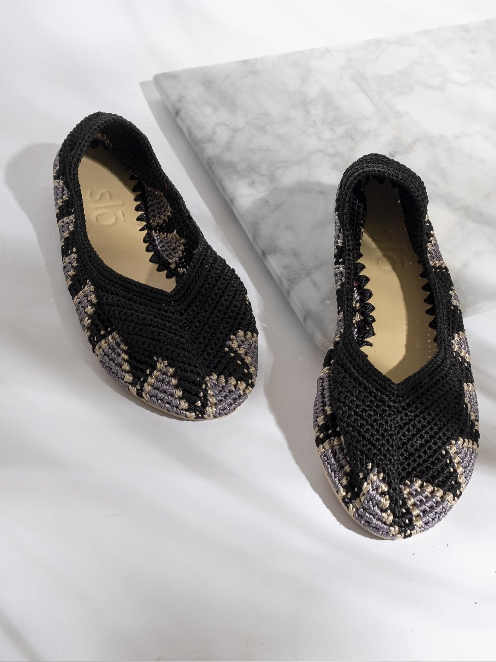 Bailarinas planas de punto crochet tejidas a mano en color negro, gris y blanco. Están realizadas en algodón y rayón teñidos a mano con tintes naturales, esta combinación de materiales hace que sean un poco elásticas lo que les da un ajuste perfecto y gran comodidad. Perfectas para resaltar cualquier look. Exterior: 60% Rayón, 40% Algodón Interior: Cuero 100% Suela: Goma 100% Color: Moonless_Black