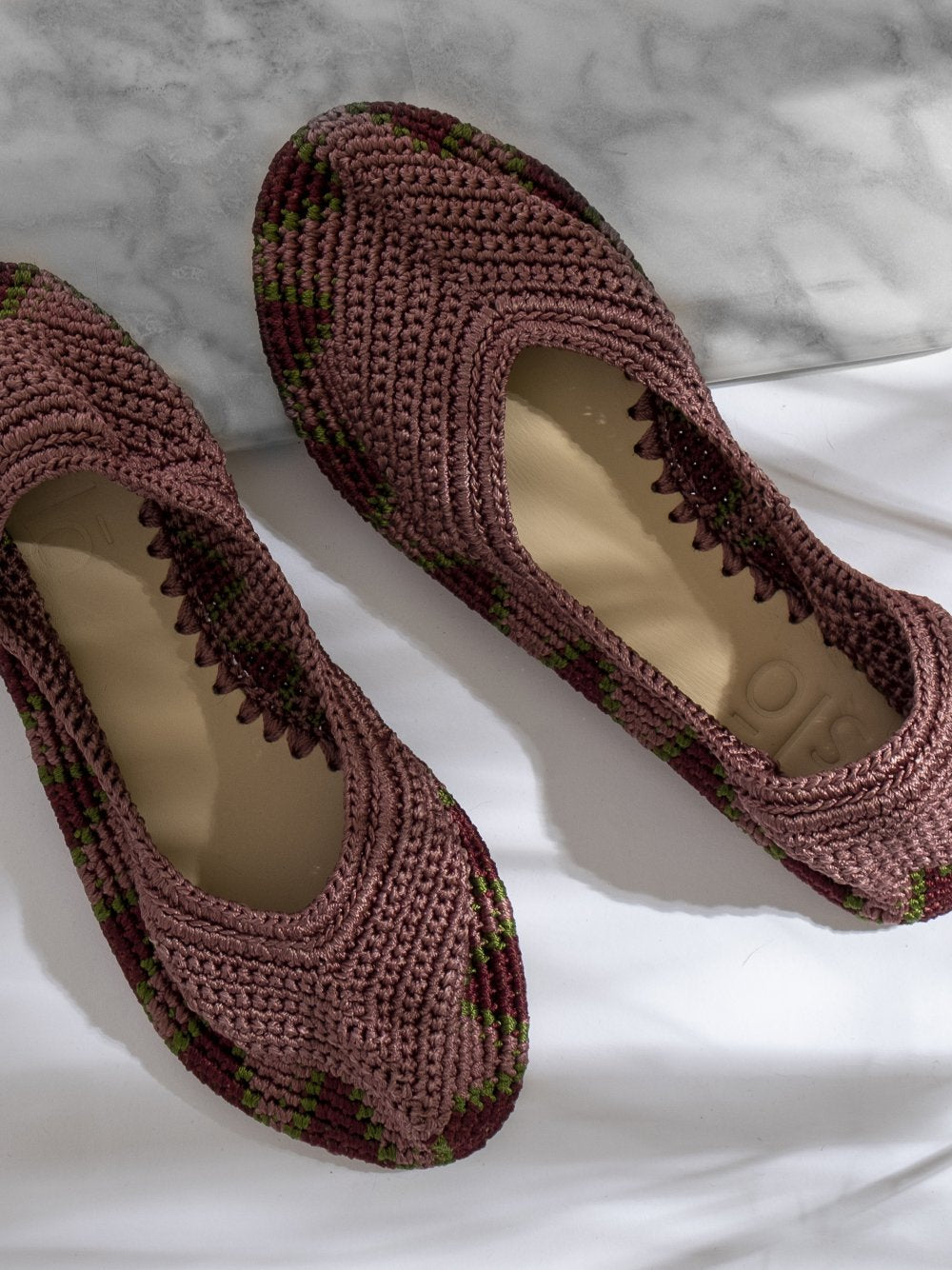 Bailarina de crochet slō hand made en color Rose Antique, tejida a mano en rosa empolvado con diseño tradicional de India.