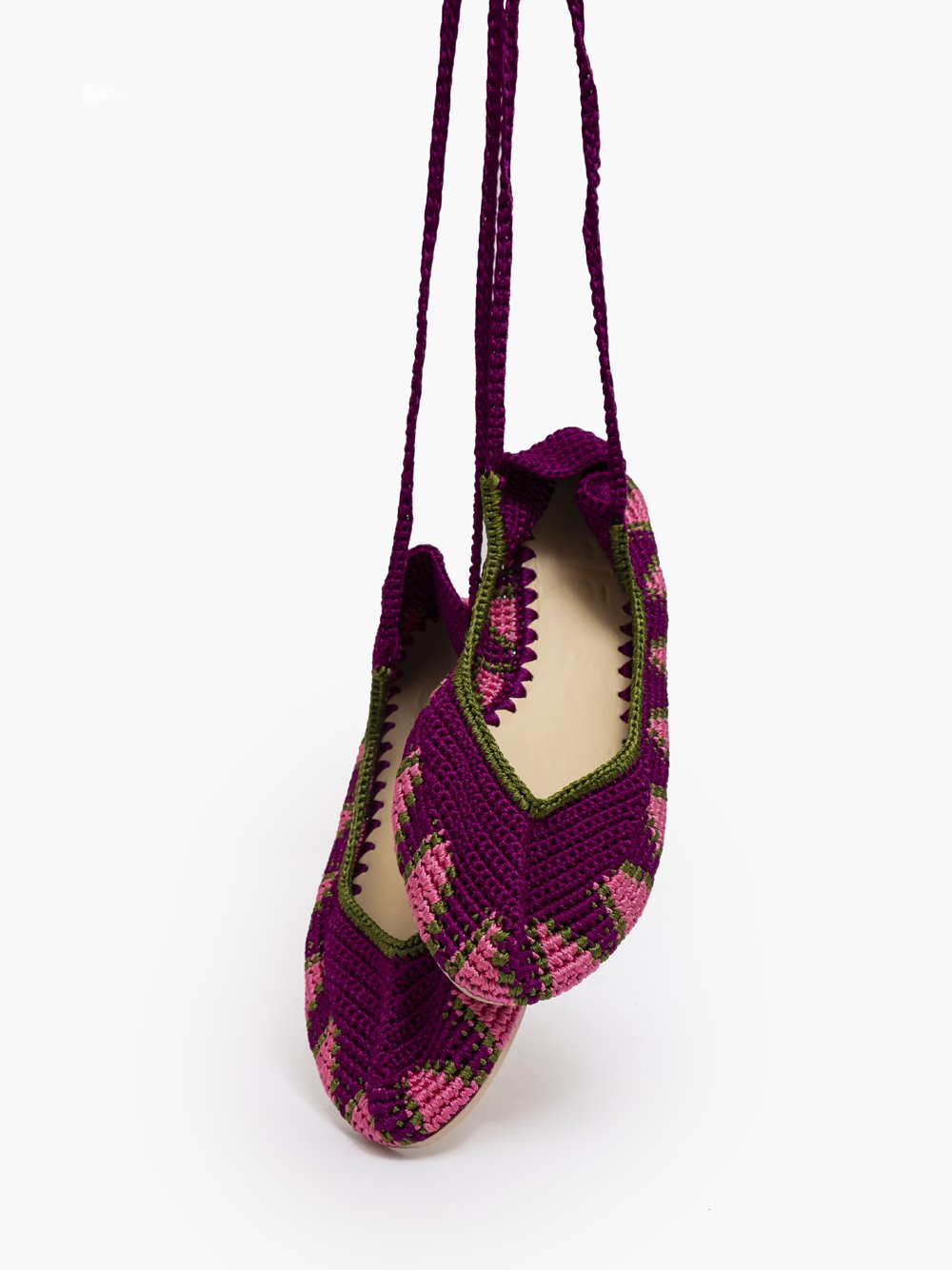 Bailarina de crochet slō hand made en color Magenta Purple, tejida a mano con cierre de tiras romanas y materiales naturales.