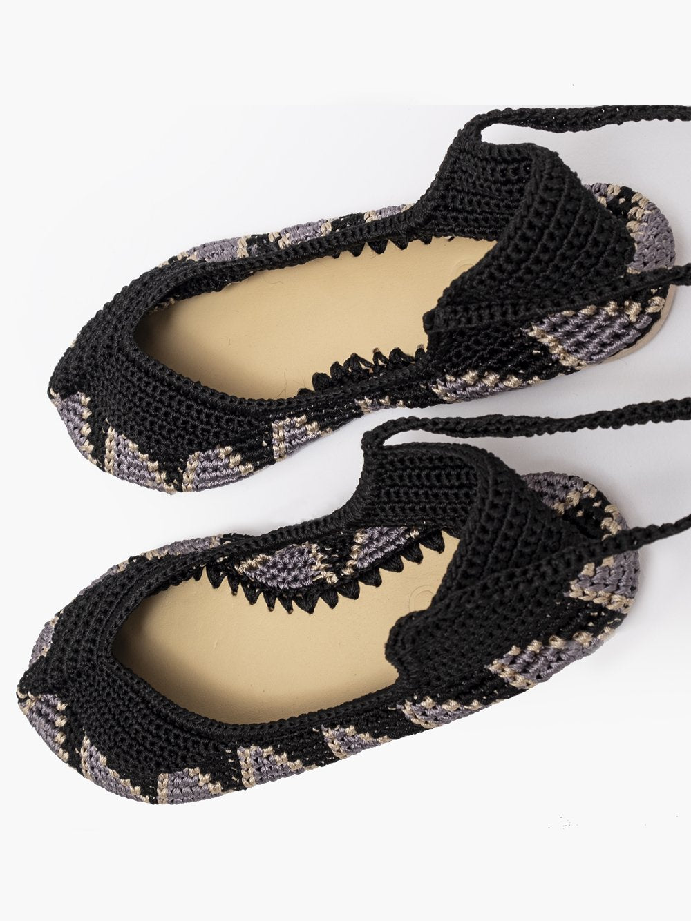Bailarinas planas de punto crochet tejidas a mano en color negro, gris y blanco, con cierre de tiras romanas. Están realizadas en algodón y rayón teñidos a mano con tintes naturales, esta combinación de materiales hace que sean un poco elásticas lo que les da un ajuste perfecto y gran comodidad. Perfectas para resaltar cualquier look. Exterior: 60% Rayón, 40% Algodón Interior: Cuero 100% Suela: Goma 100% Color: Moonless_Black