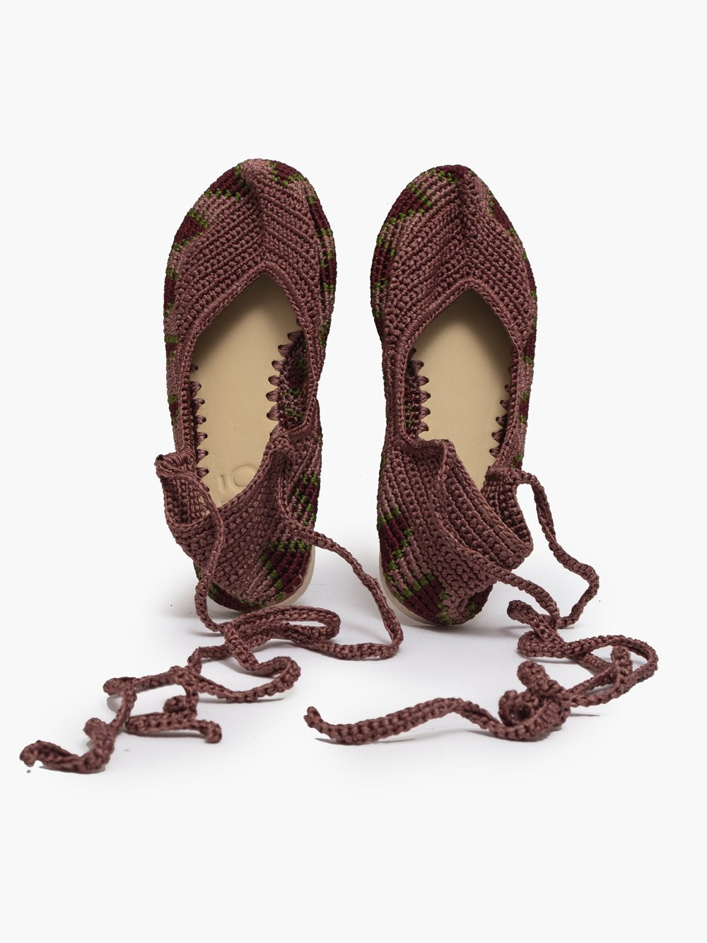 Bailarinas planas de punto crochet tejidas a mano en color rosa antique, burdeos y verde, con cierre de tiras romanas. Están realizadas en algodón y rayón teñidos a mano con tintes naturales, esta combinación de materiales hace que sean un poco elásticas lo que les da un ajuste perfecto y gran comodidad. Perfectas para resaltar cualquier look. Exterior: 60% Rayón, 40% Algodón Interior: Cuero 100% Suela: Goma 100% Color: Magenta_Purple