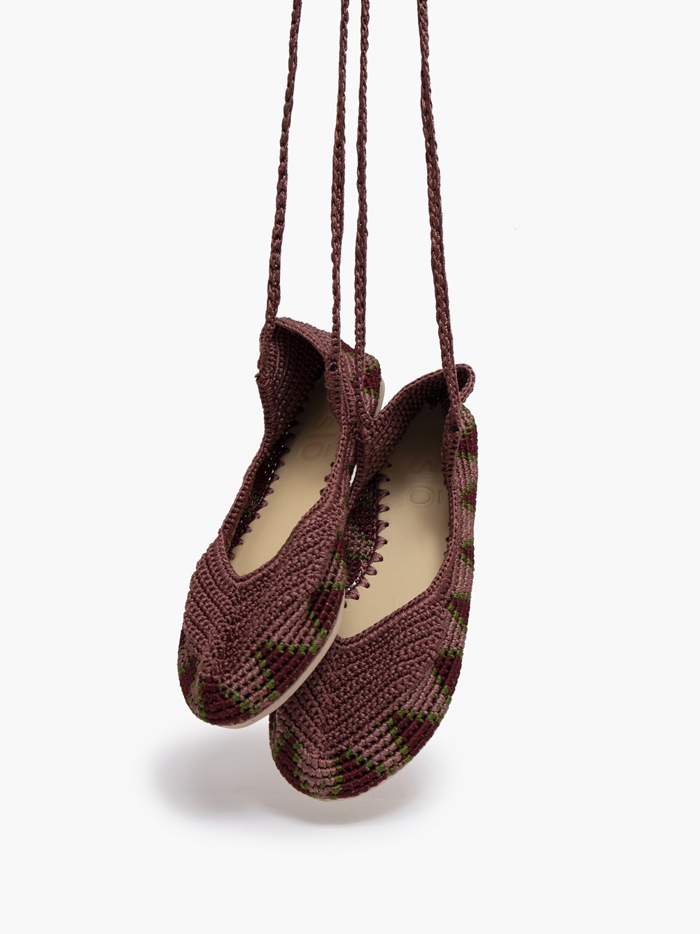 Bailarinas planas de punto crochet tejidas a mano en color rosa antique, burdeos y verde, con cierre de tiras romanas. Están realizadas en algodón y rayón teñidos a mano con tintes naturales, esta combinación de materiales hace que sean un poco elásticas lo que les da un ajuste perfecto y gran comodidad. Perfectas para resaltar cualquier look. Exterior: 60% Rayón, 40% Algodón Interior: Cuero 100% Suela: Goma 100% Color: Magenta_Purple
