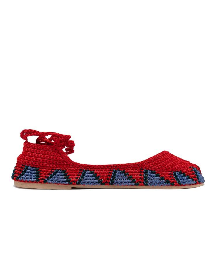 Bailarinas planas de punto crochet tejidas a mano en color rojo, azul y verde, con cierre de tiras romanas. Están realizadas en algodón y rayón teñidos a mano con tintes naturales, esta combinación de materiales hace que sean un poco elásticas lo que les da un ajuste perfecto y gran comodidad. Perfectas para resaltar cualquier look. Exterior: 60% Rayón, 40% Algodón Interior: Cuero 100% Suela: Goma 100% Color: Rush_Red
