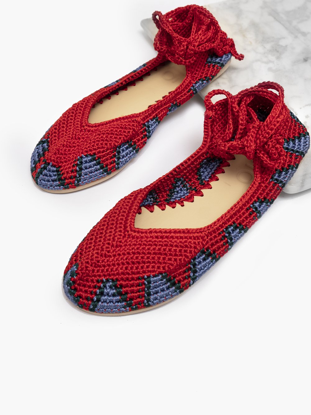 Bailarinas planas de punto crochet tejidas a mano en color rojo, azul y verde, con cierre de tiras romanas. Están realizadas en algodón y rayón teñidos a mano con tintes naturales, esta combinación de materiales hace que sean un poco elásticas lo que les da un ajuste perfecto y gran comodidad. Perfectas para resaltar cualquier look. Exterior: 60% Rayón, 40% Algodón Interior: Cuero 100% Suela: Goma 100% Color: Rush_Red