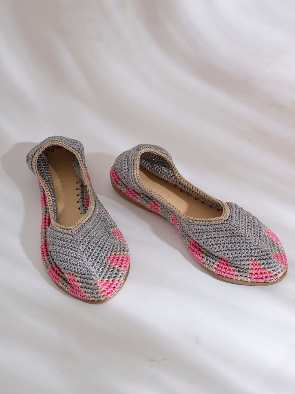 Bailarina de crochet slō hand made en color Winsdom Grey, tonos gris y rosa empolvado, hecha a mano en India.