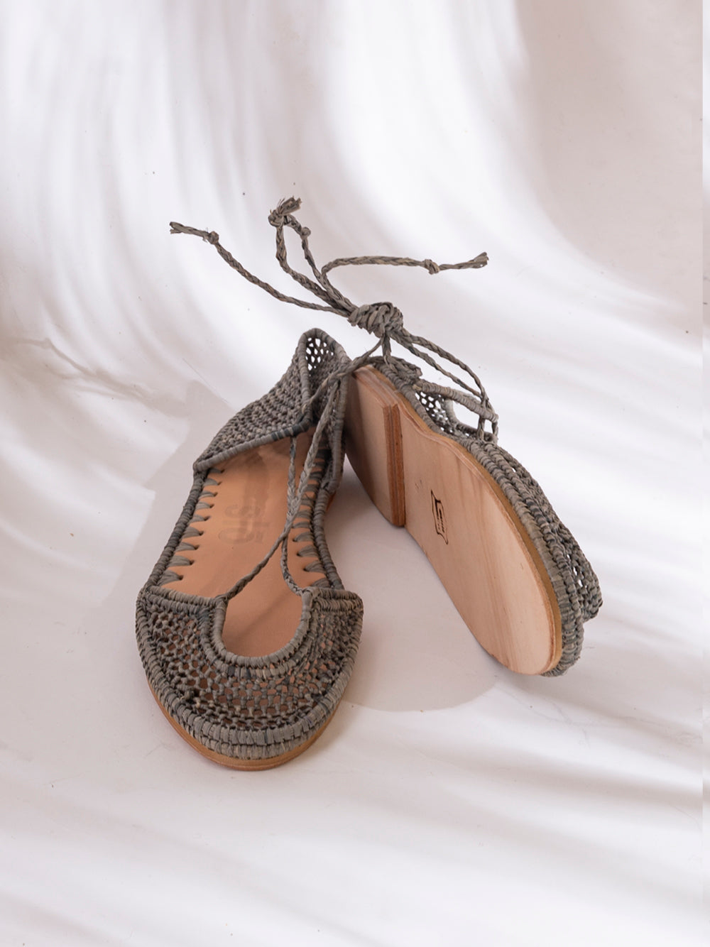 Bailarina de rafia gris slō hand made con tiras romanas, tejida a mano en Marruecos, con interior y suela de cuero.