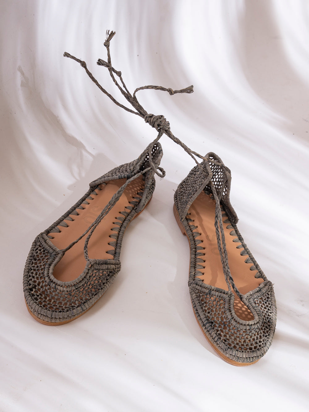 Bailarina de rafia gris slō hand made con tiras romanas, tejida a mano en Marruecos, con interior y suela de cuero.
