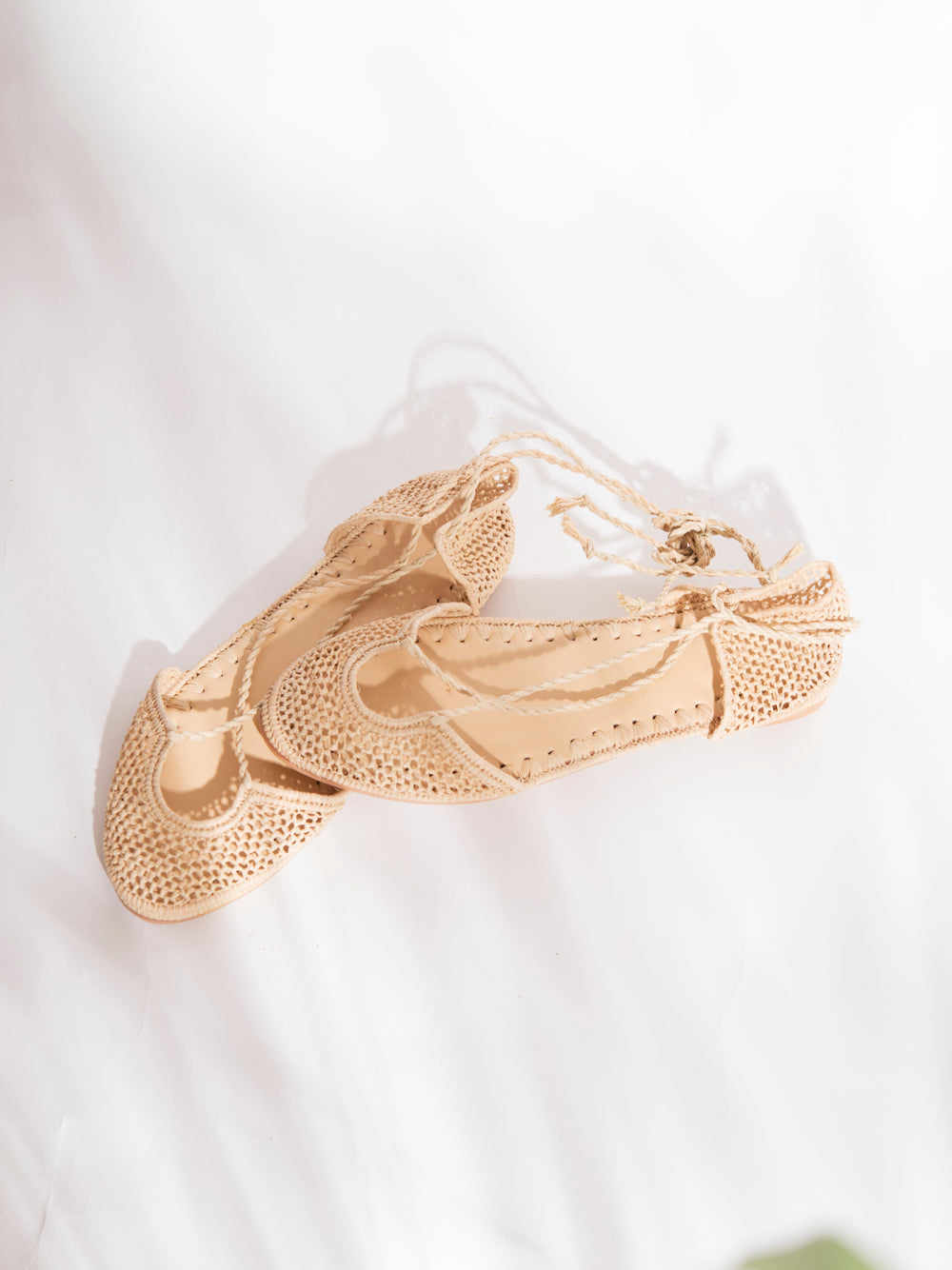 Bailarina de rafia natural slō hand made con diseño romano, tejida artesanalmente en Marruecos, interior y suela de cuero.