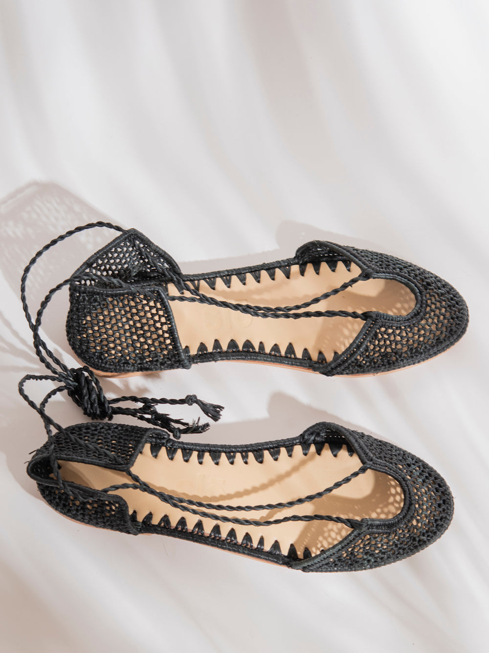 Bailarina de rafia negra slō hand made con tiras romanas, tejida a mano en Marruecos, suela e interior de cuero.