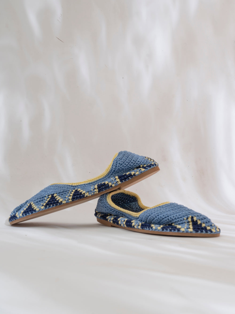 Bailarina de crochet slō hand made en azulón con detalles en azul marino y amarillo limón.