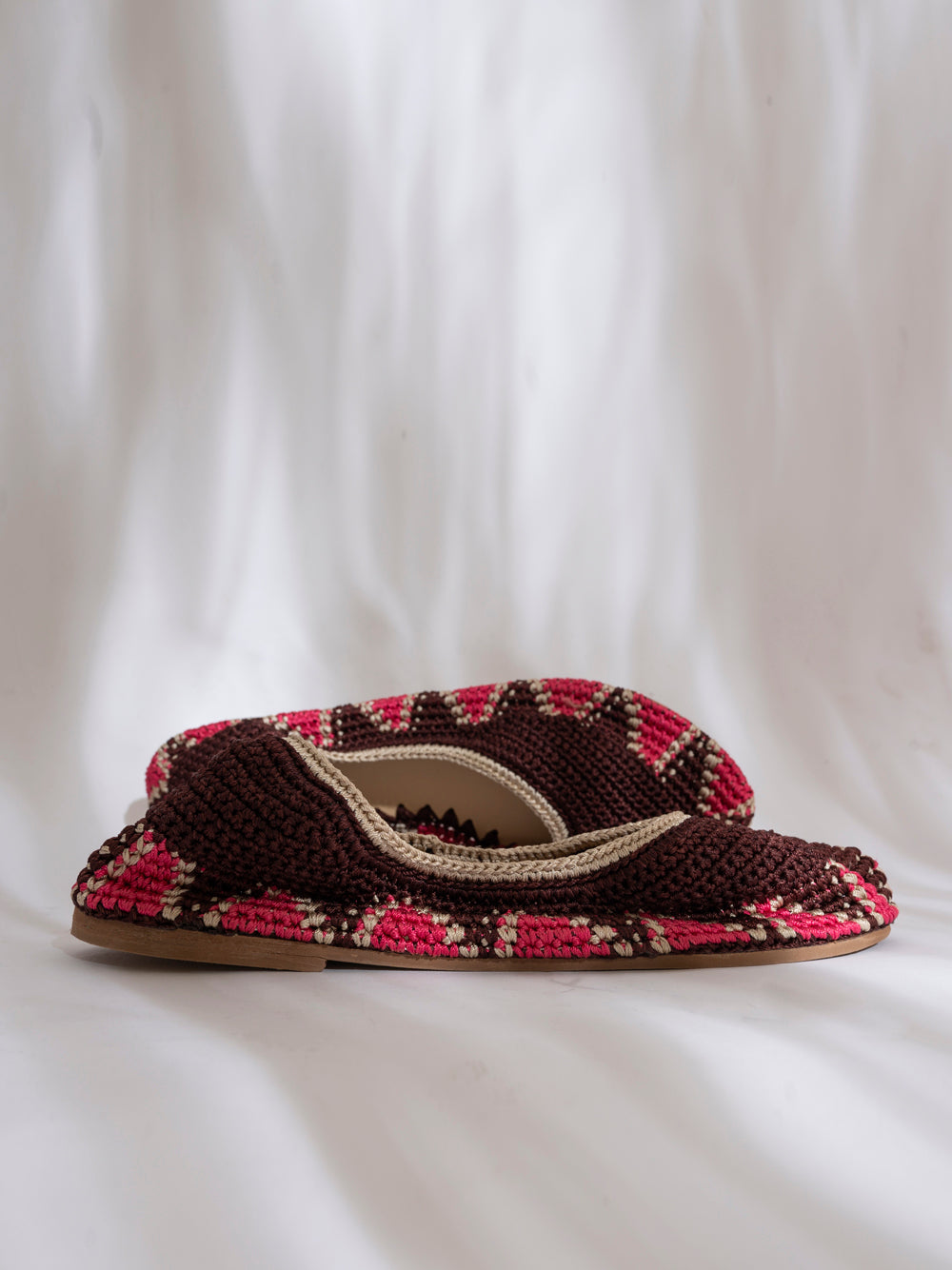 Bailarina crochet slō hand made color Marsala Sunset con tiras romanas, tejida a mano con fibras naturales.