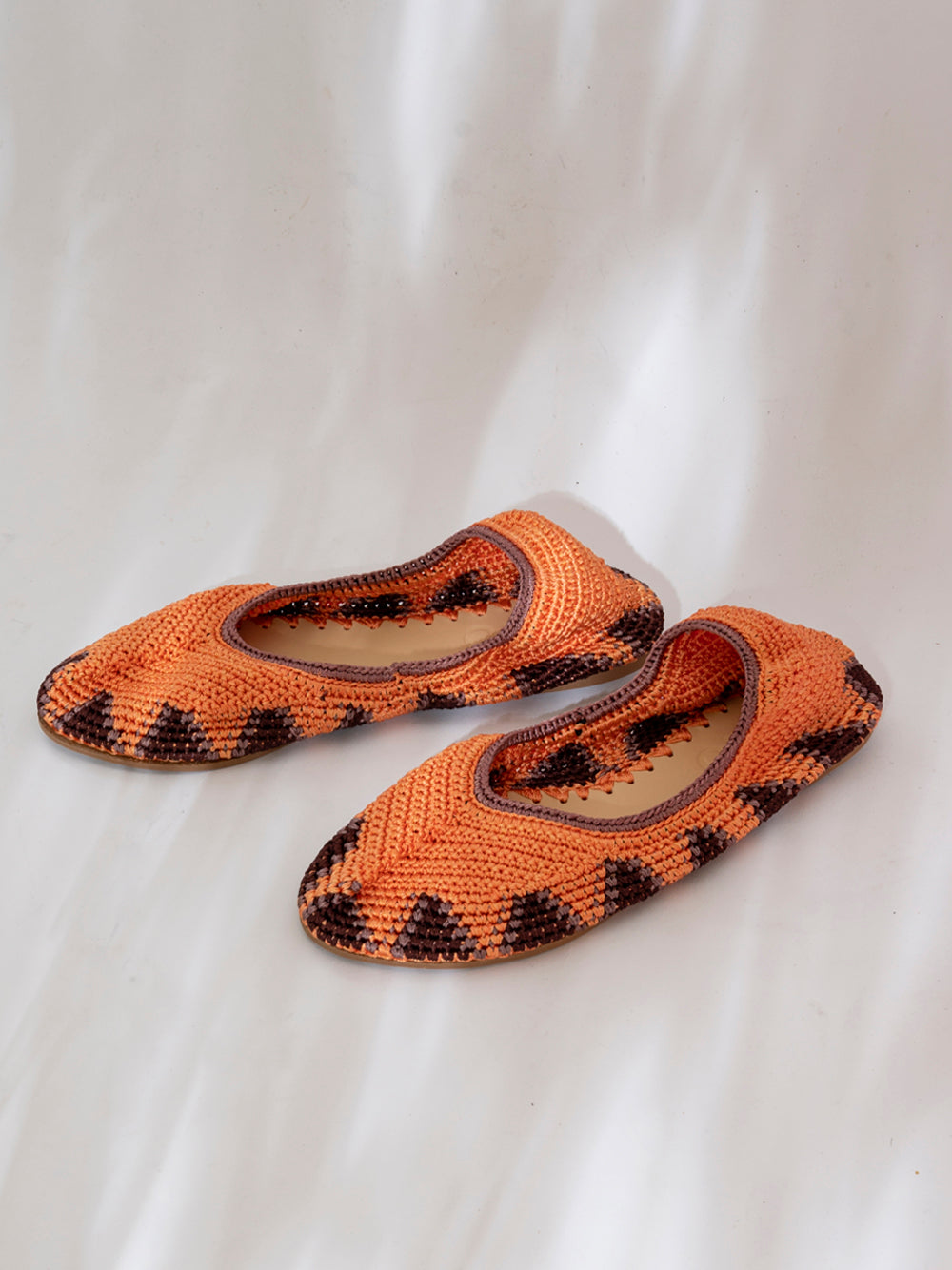 Bailarina de crochet slō hand made en color Sahara Sun, tonos cálidos de arena y tostado, tejida a mano en India.