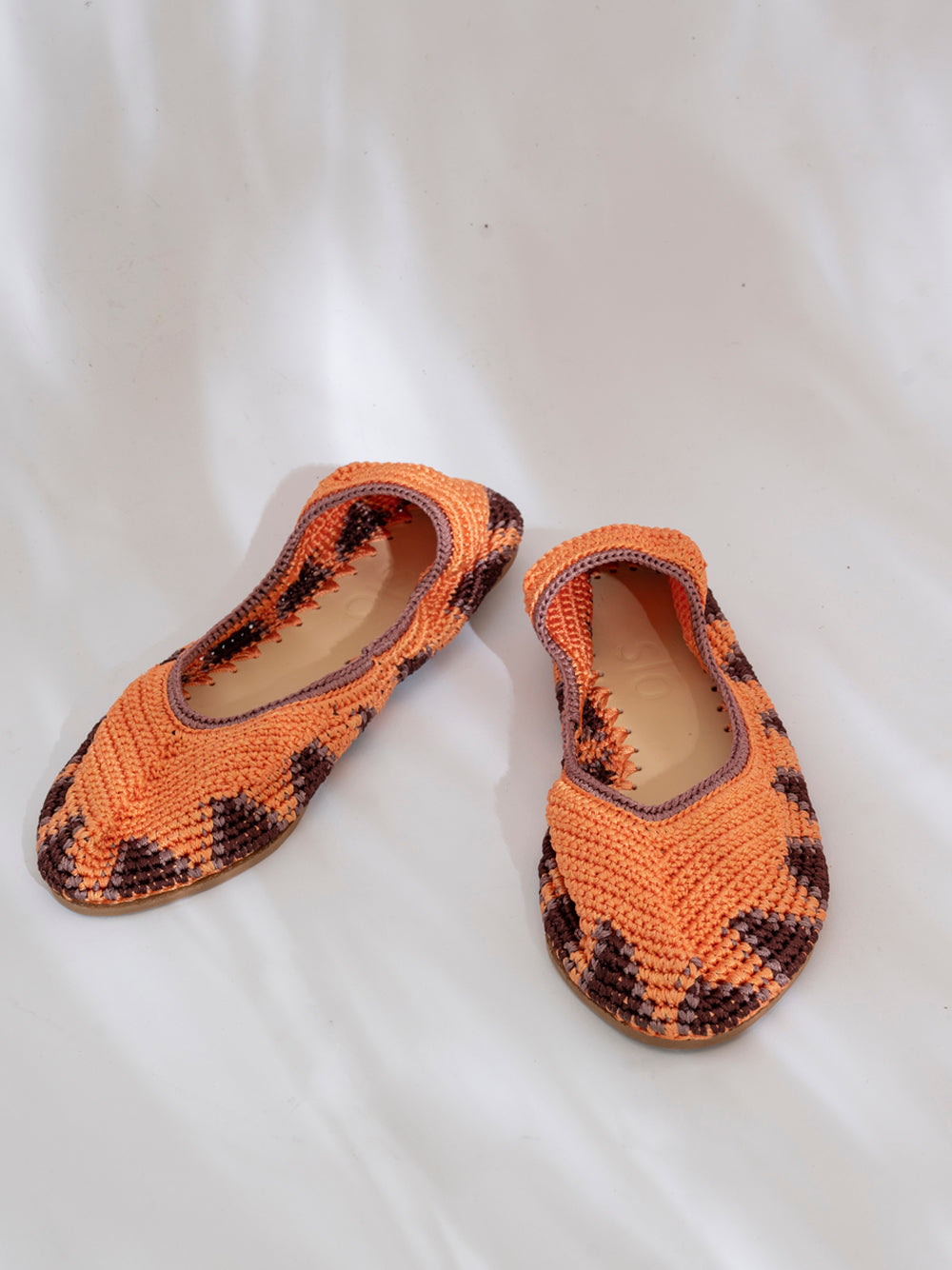 Bailarina de crochet slō hand made en color Sahara Sun, tonos cálidos de arena y tostado, tejida a mano en India.