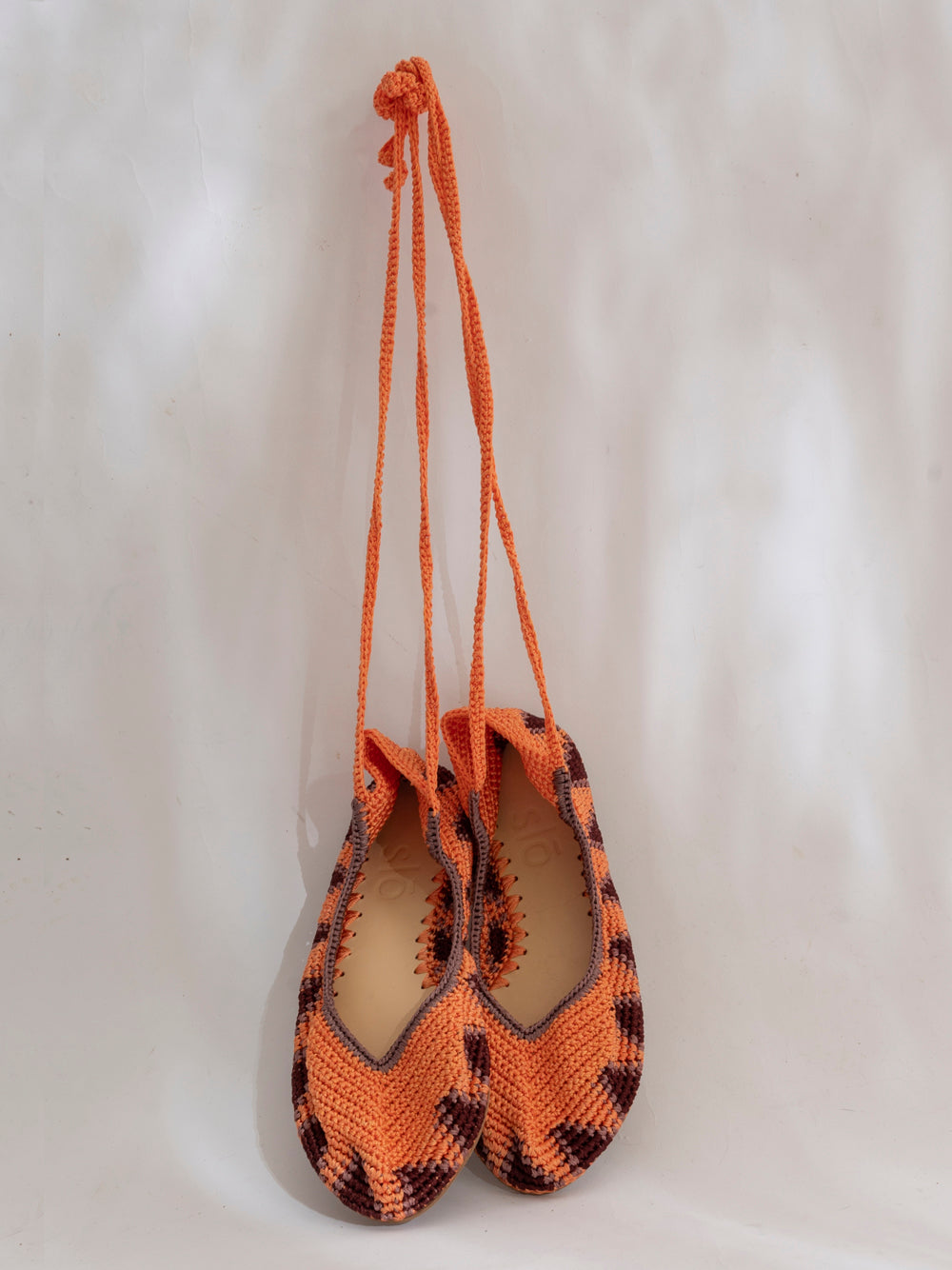 Bailarina crochet slō hand made en color Sahara Sun, tejida artesanalmente con cierre de tiras romanas y materiales naturales.