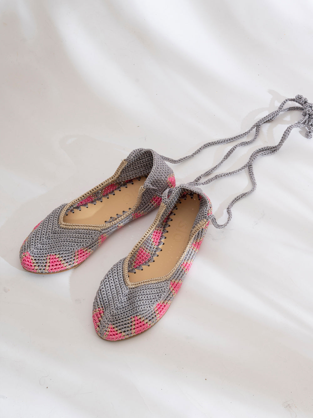 Bailarina crochet slō hand made en color Winsdom Grey, tejida a mano en tonos gris y rosa con cierre de tiras romanas.