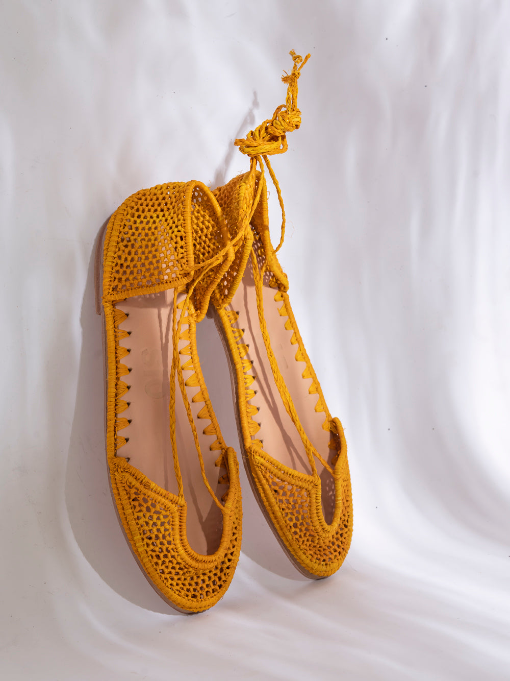 Bailarina slō hand made en rafia ocre tejida a mano con tiras romanas y suela de cuero, hecha en Marruecos.