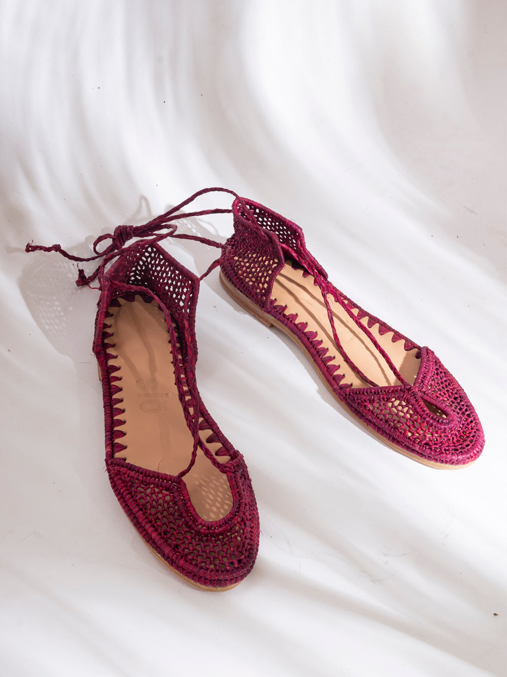 Bailarina slō hand made de rafia color raspberry con tiras romanas, tejida a mano en Marruecos, suela de cuero.